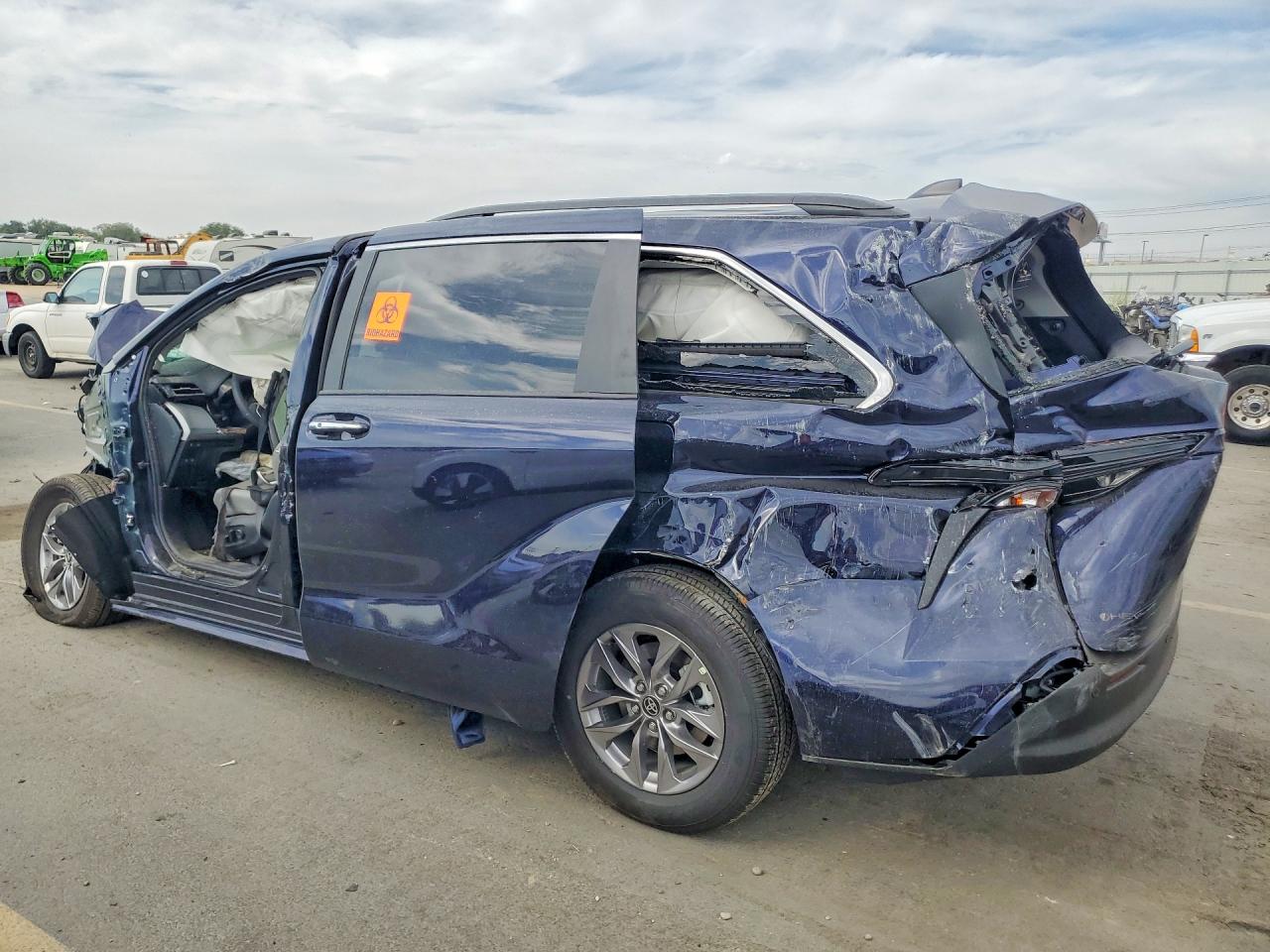 2026 TOYOTA SIENNA XLE 8-PASSENGER — снимка 2