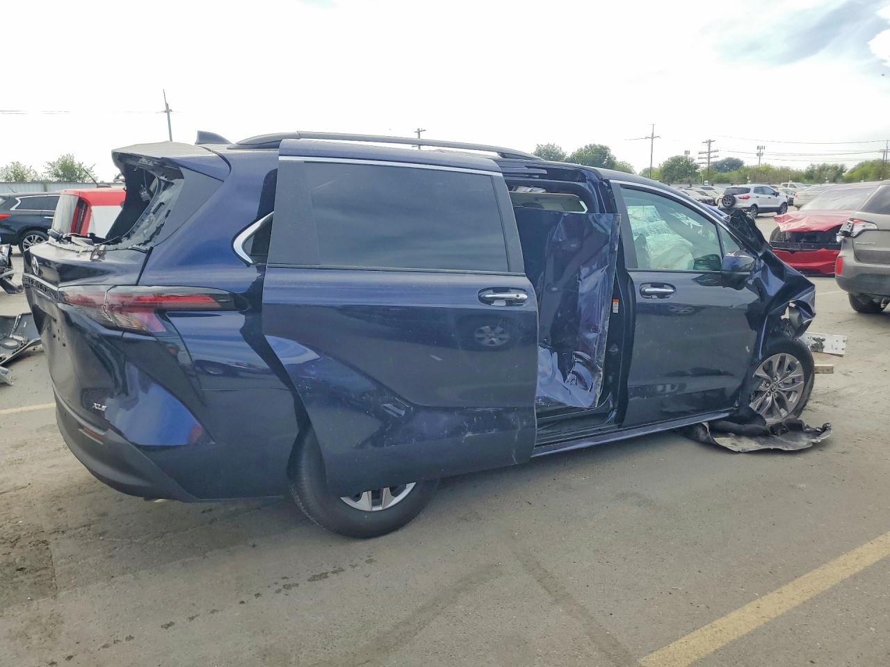 2026 TOYOTA SIENNA XLE 8-PASSENGER — снимка 3