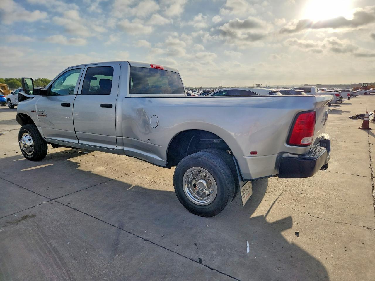 2017 RAM 3500 ST — снимка 2