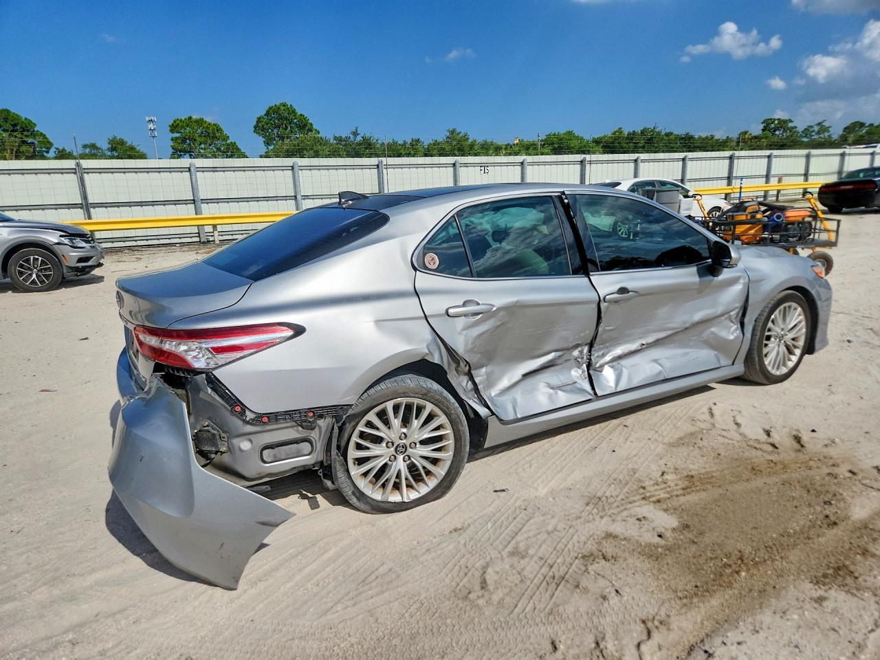 2020 TOYOTA CAMRY XLE — снимка 3