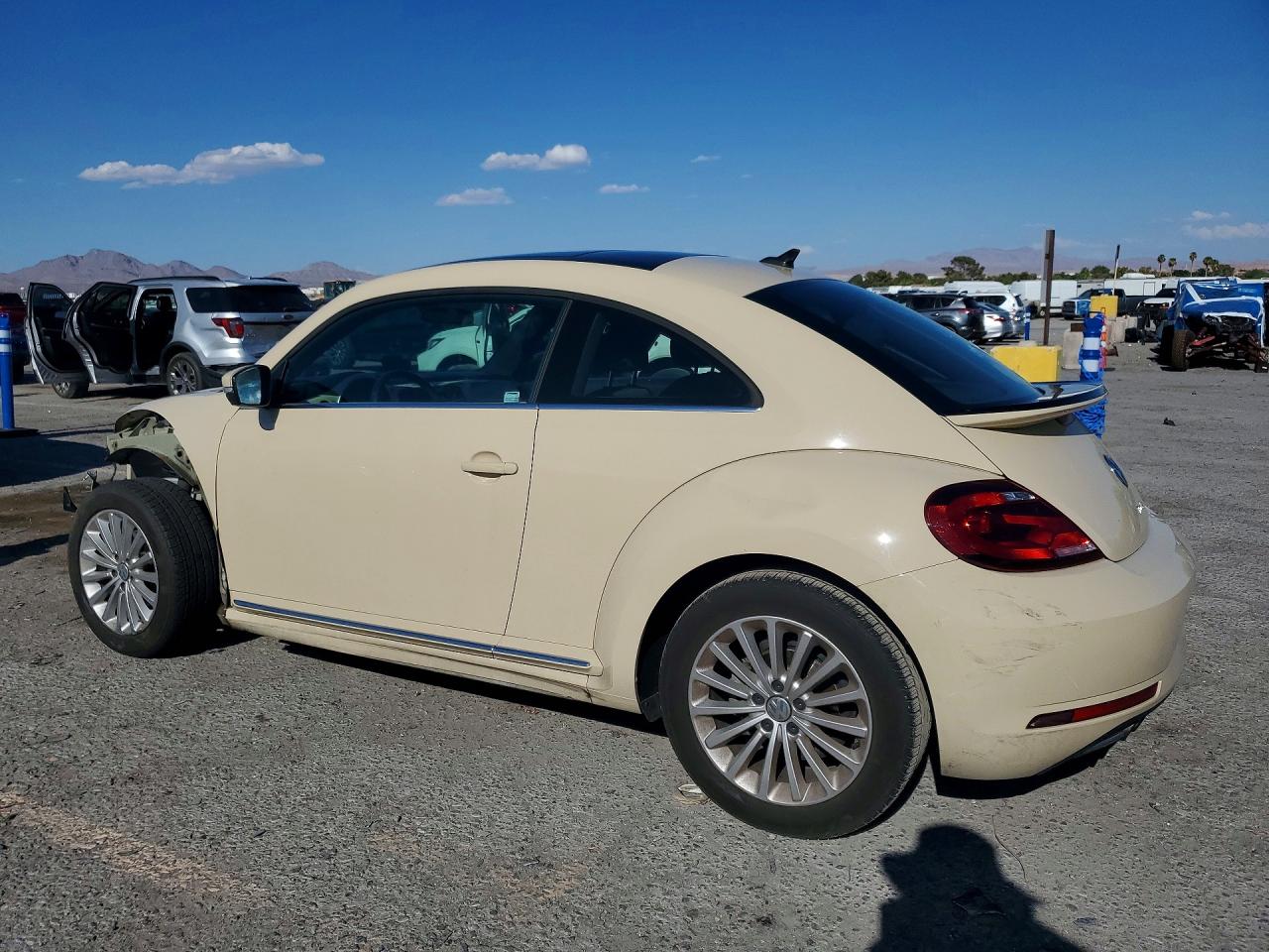 2019 VOLKSWAGEN BEETLE S — снимка 2