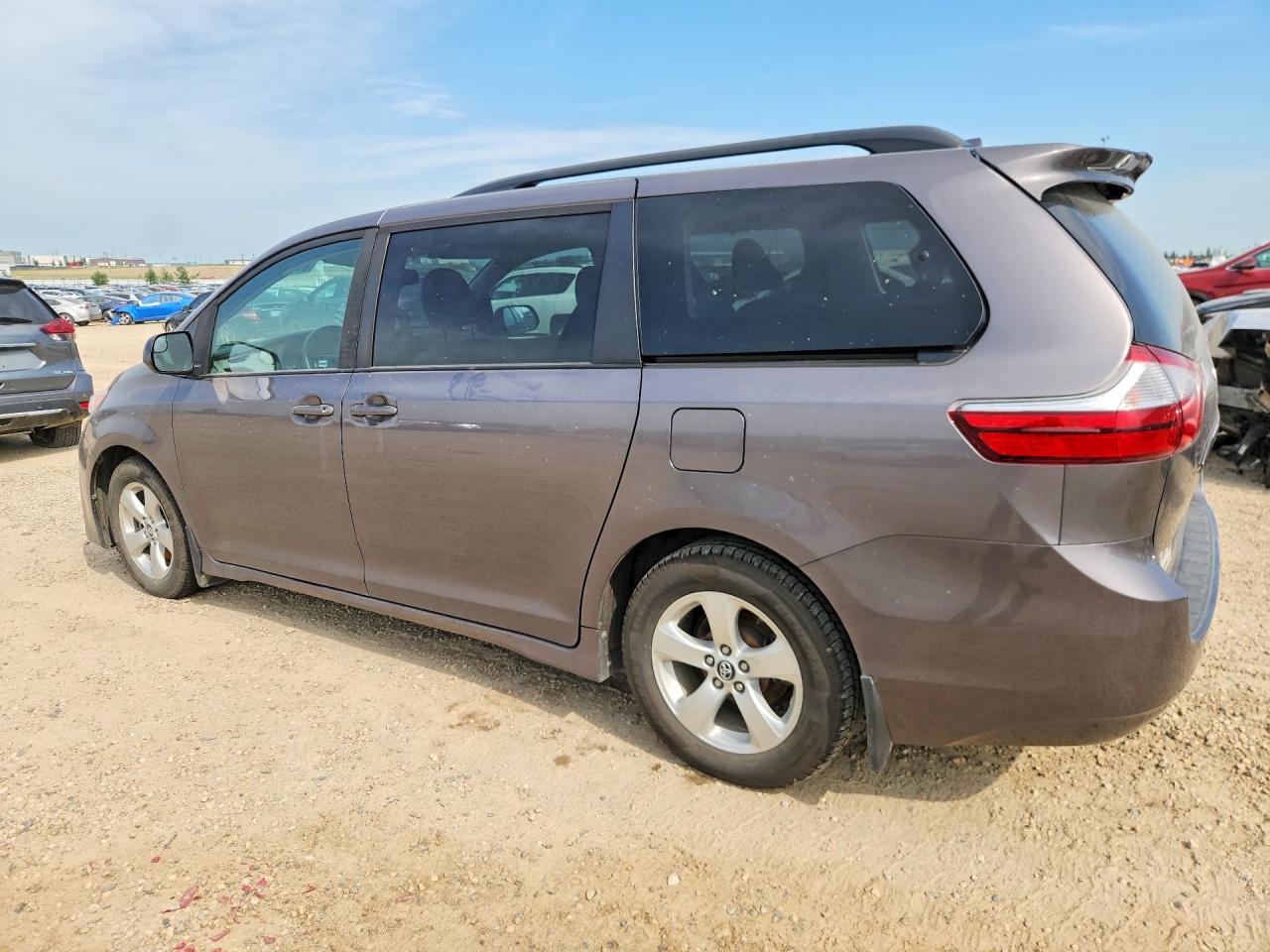 2019 TOYOTA SIENNA LE — снимка 2