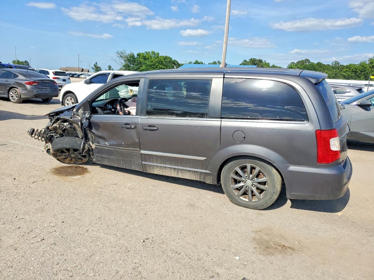 2015 CHRYSLER TOWN & COUNTRY S — снимка 2