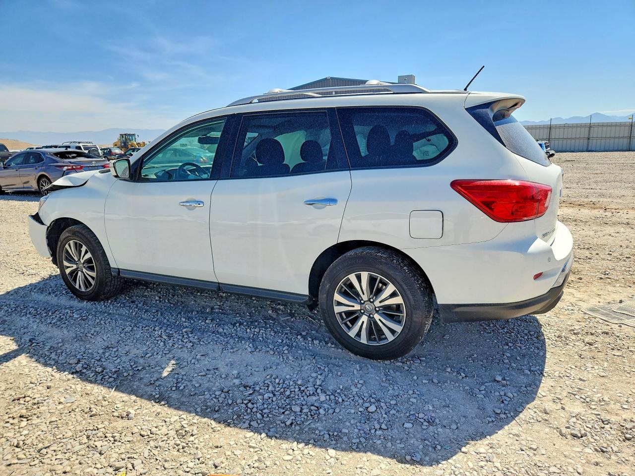 2017 NISSAN PATHFINDER SV — снимка 2