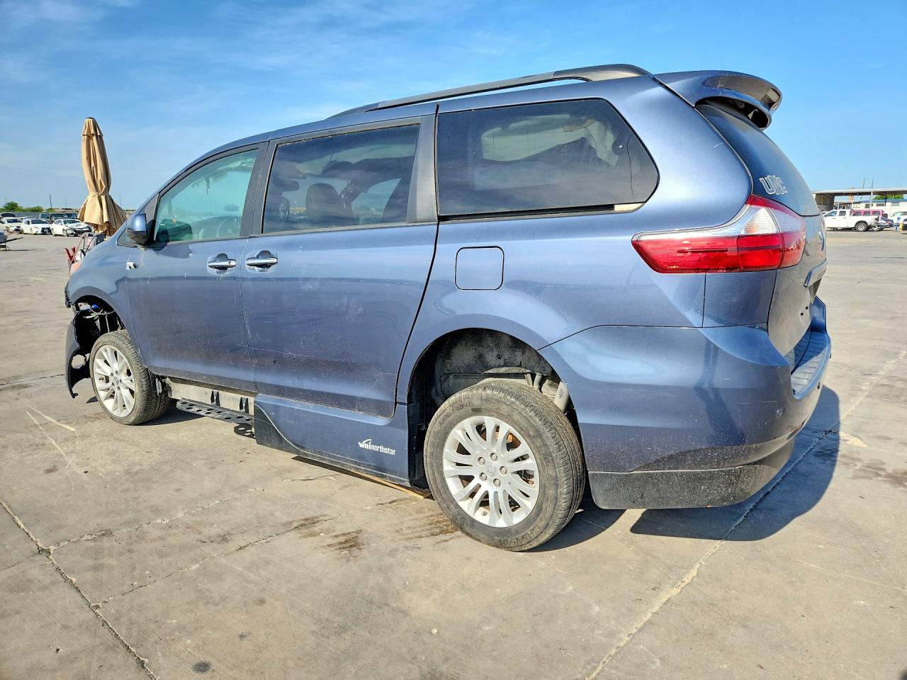 2017 TOYOTA SIENNA XLE 8-PASSENGER — снимка 2