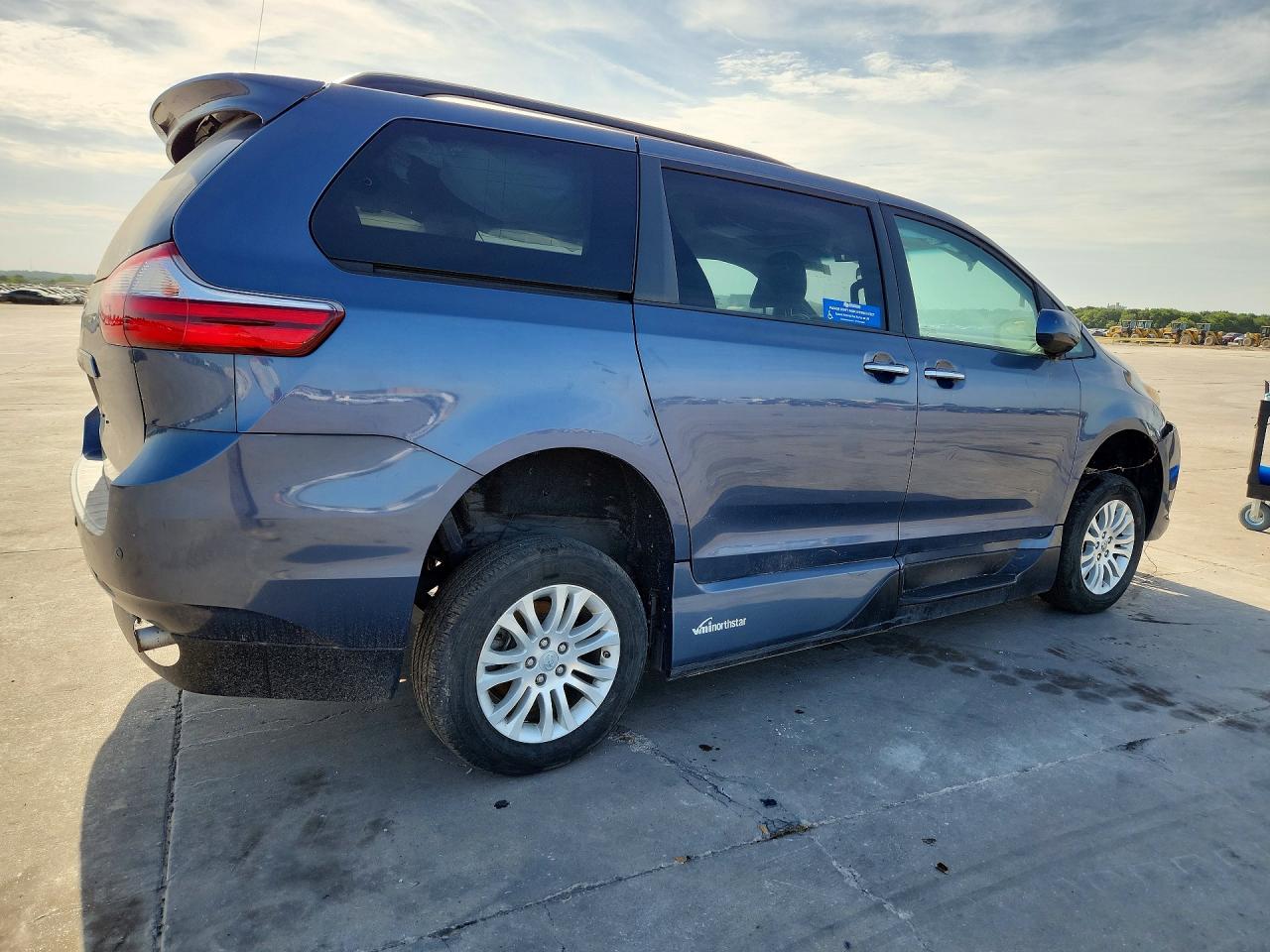2017 TOYOTA SIENNA XLE 8-PASSENGER — снимка 3