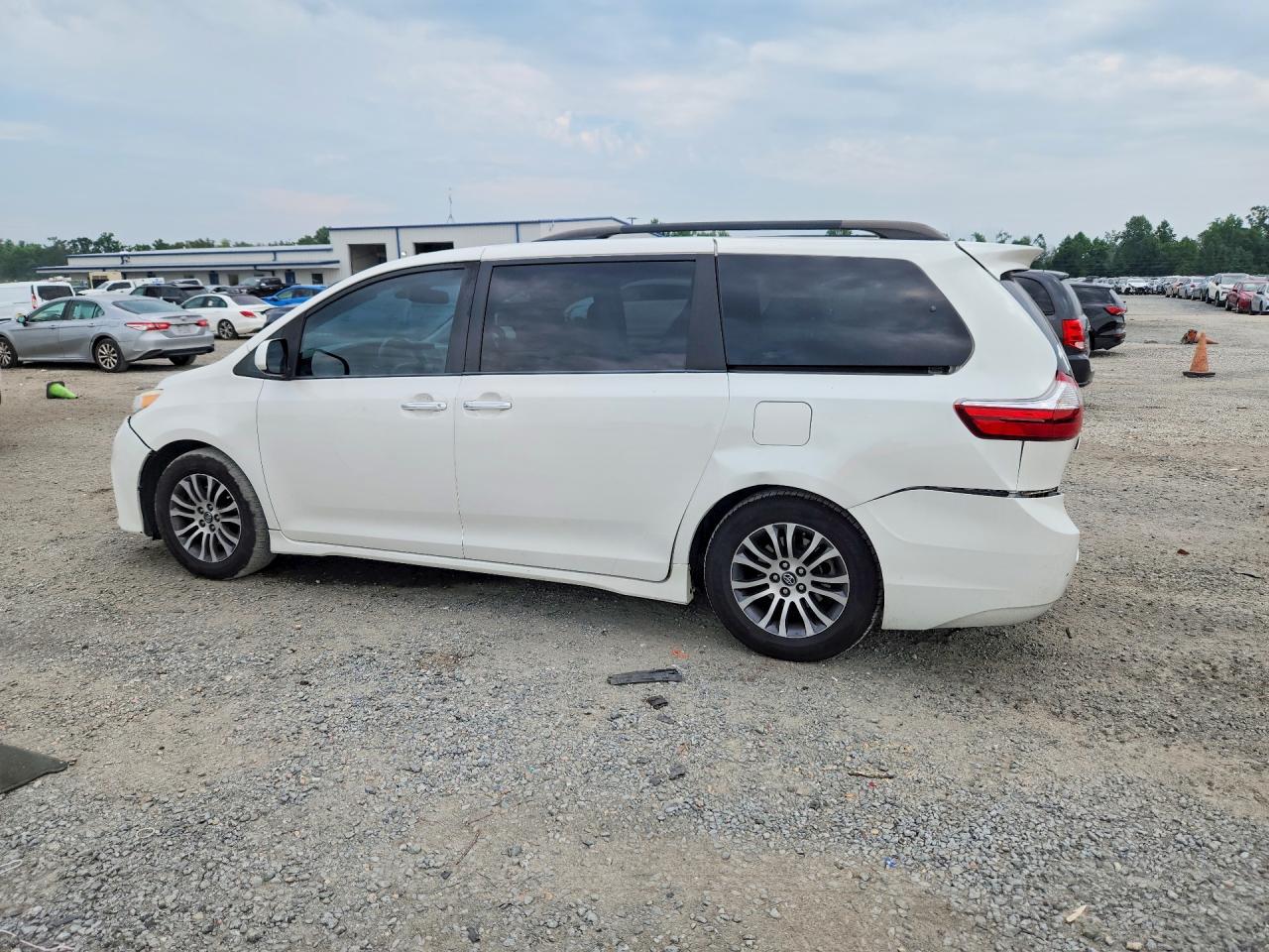 2019 TOYOTA SIENNA XLE 8-PASSENGER — снимка 2