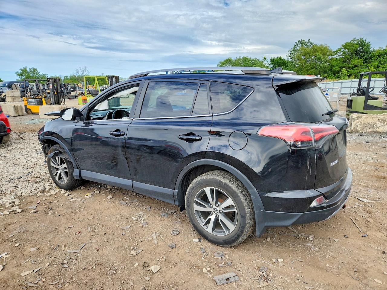 2017 TOYOTA RAV4 XLE — снимка 2