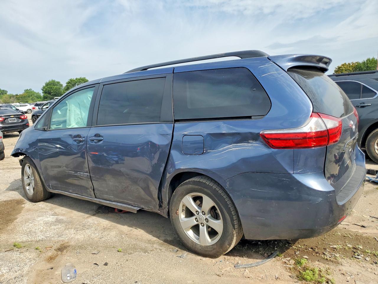 2017 TOYOTA SIENNA LE — снимка 2