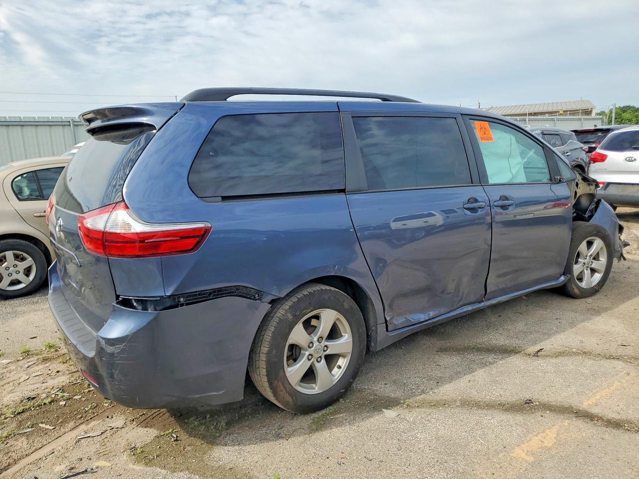 2017 TOYOTA SIENNA LE — снимка 3