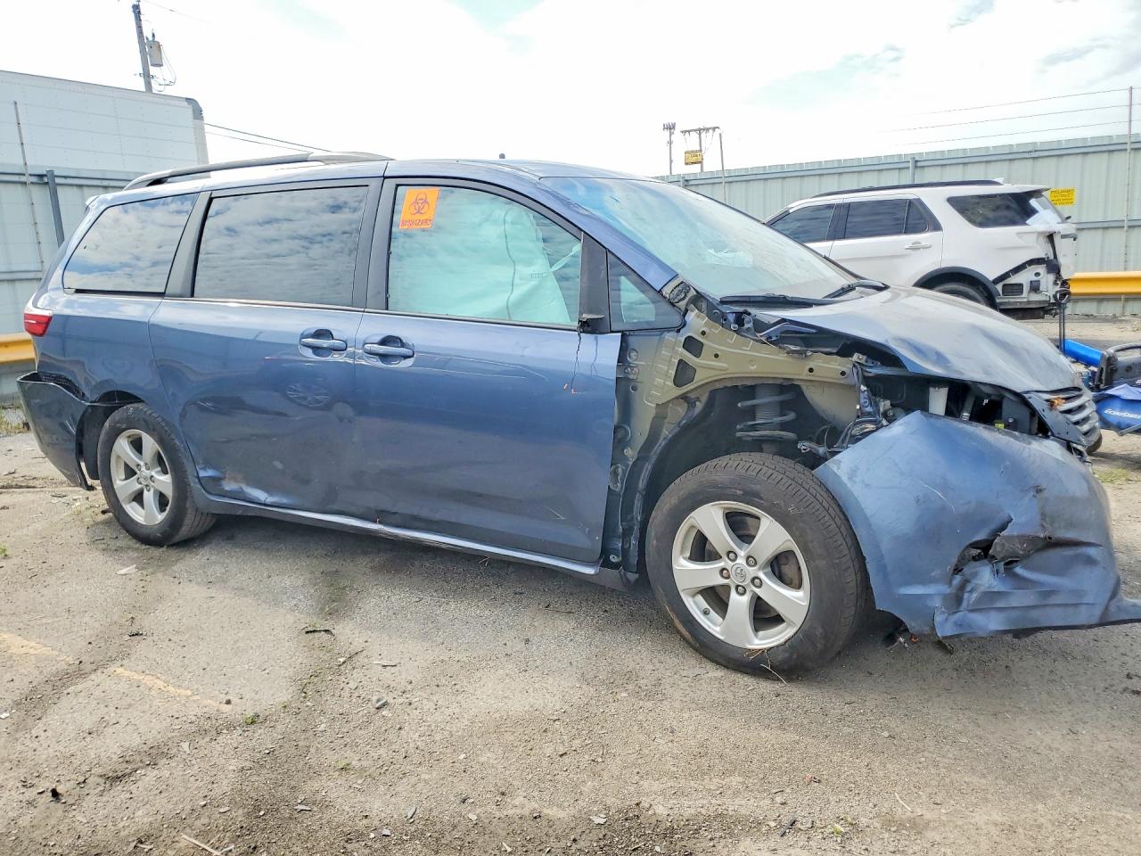 2017 TOYOTA SIENNA LE — снимка 4