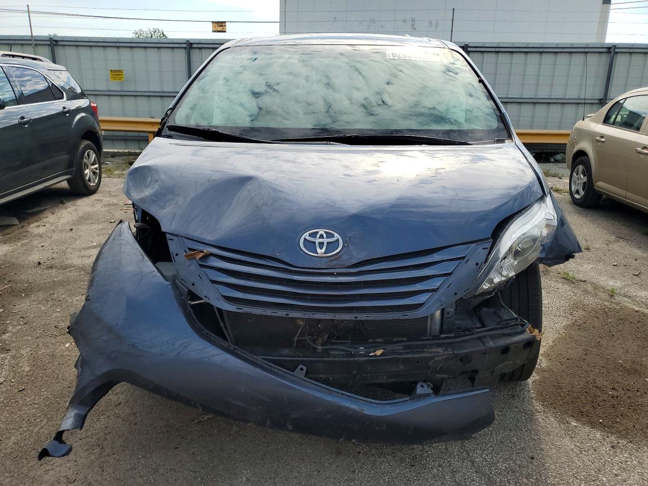 2017 TOYOTA SIENNA LE — снимка 5