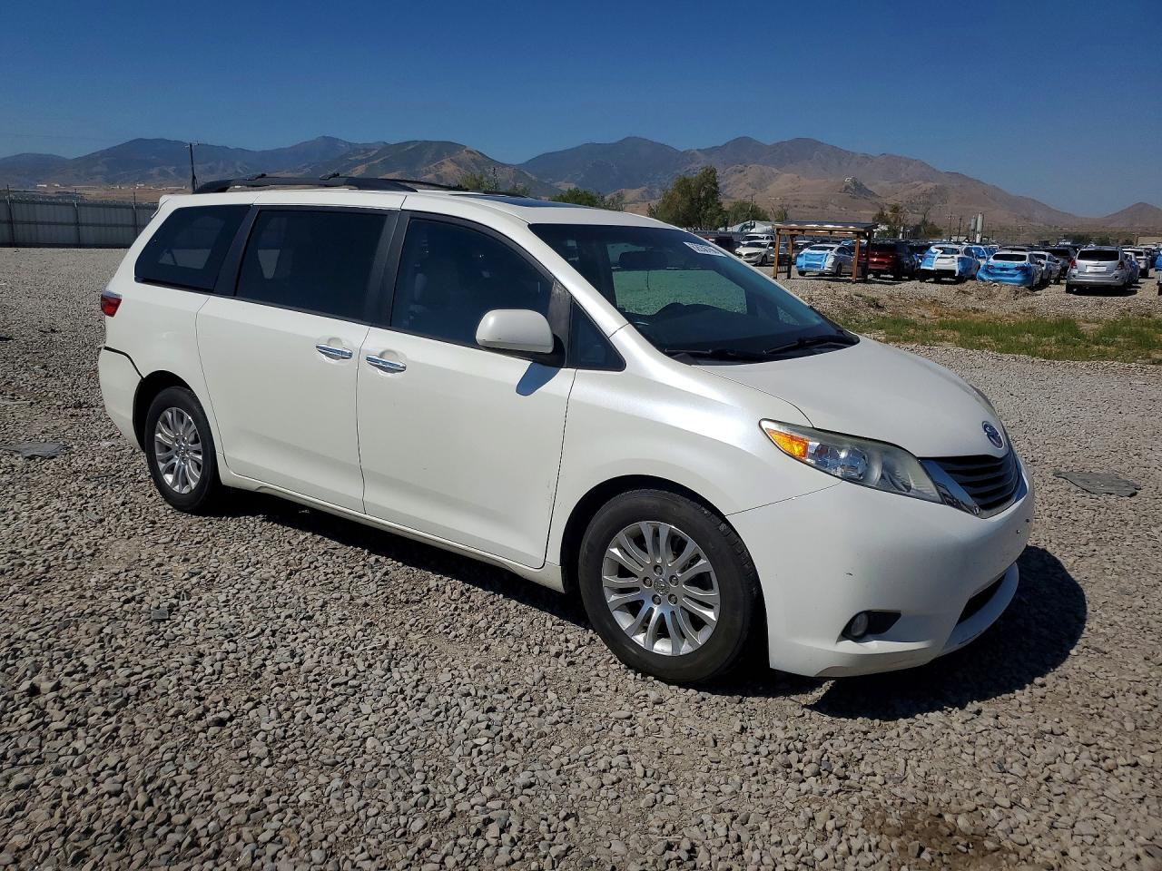 2017 TOYOTA SIENNA XLE 8-PASSENGER — снимка 4
