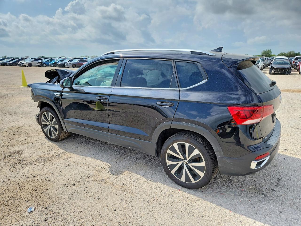 2023 VOLKSWAGEN TAOS SE — снимка 2