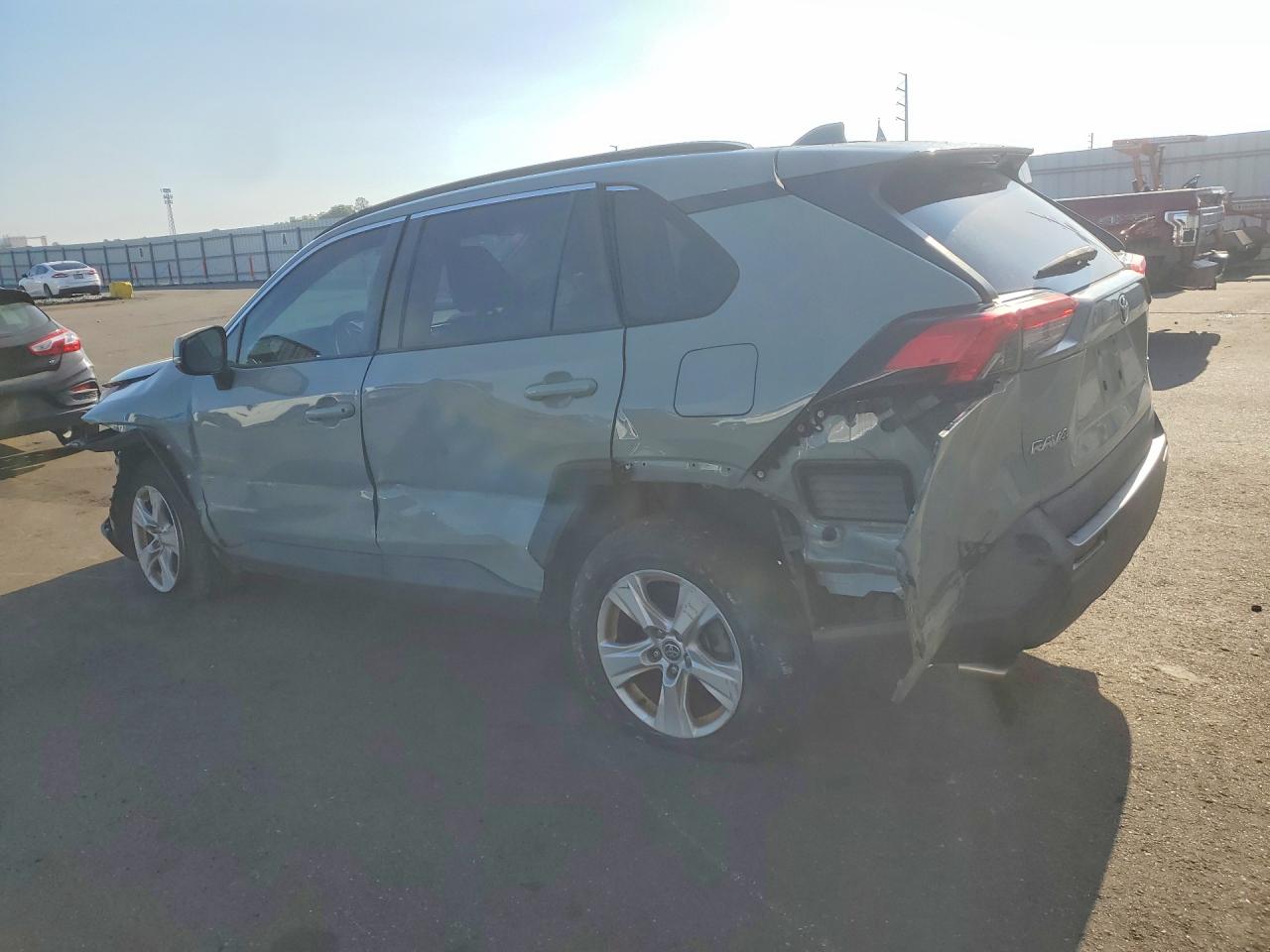 2021 TOYOTA RAV4 XLE — снимка 2