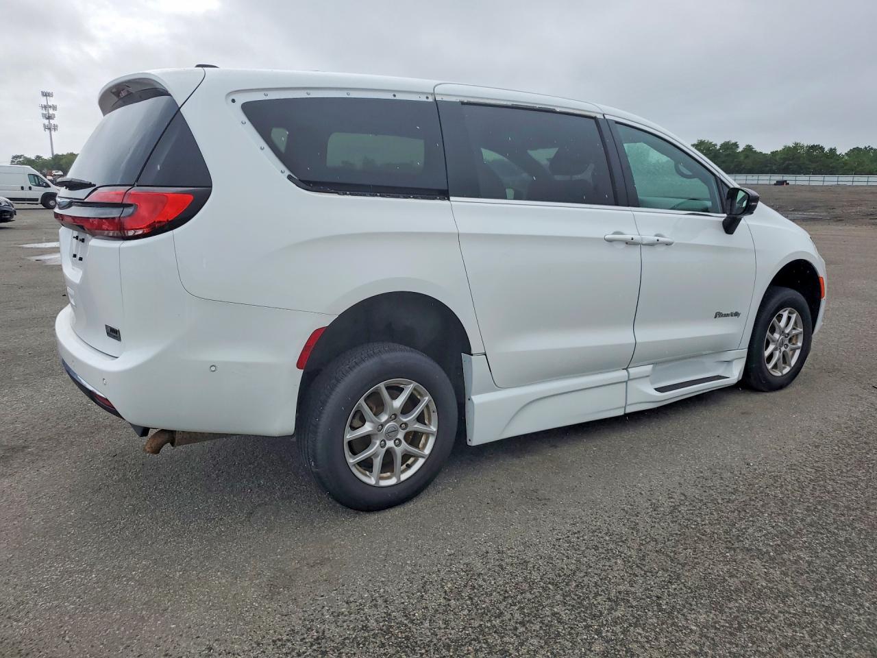 2025 CHRYSLER PACIFICA SELECT — снимка 3