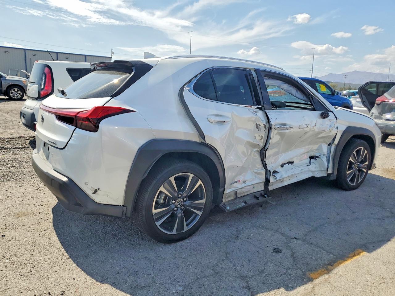 2022 LEXUS UX 250H BASE — снимка 3