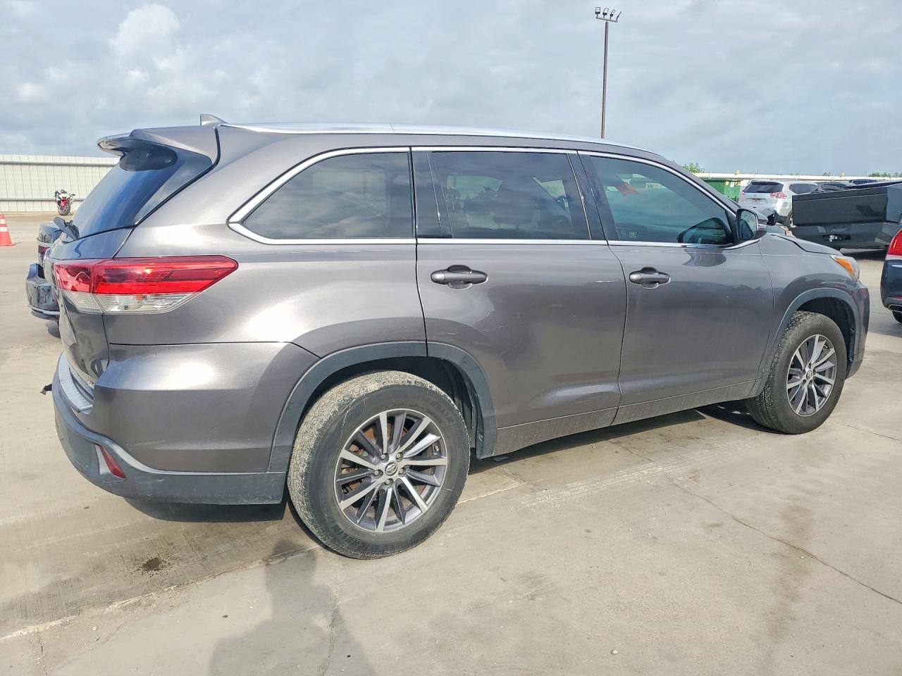 2017 TOYOTA HIGHLANDER XLE — снимка 3
