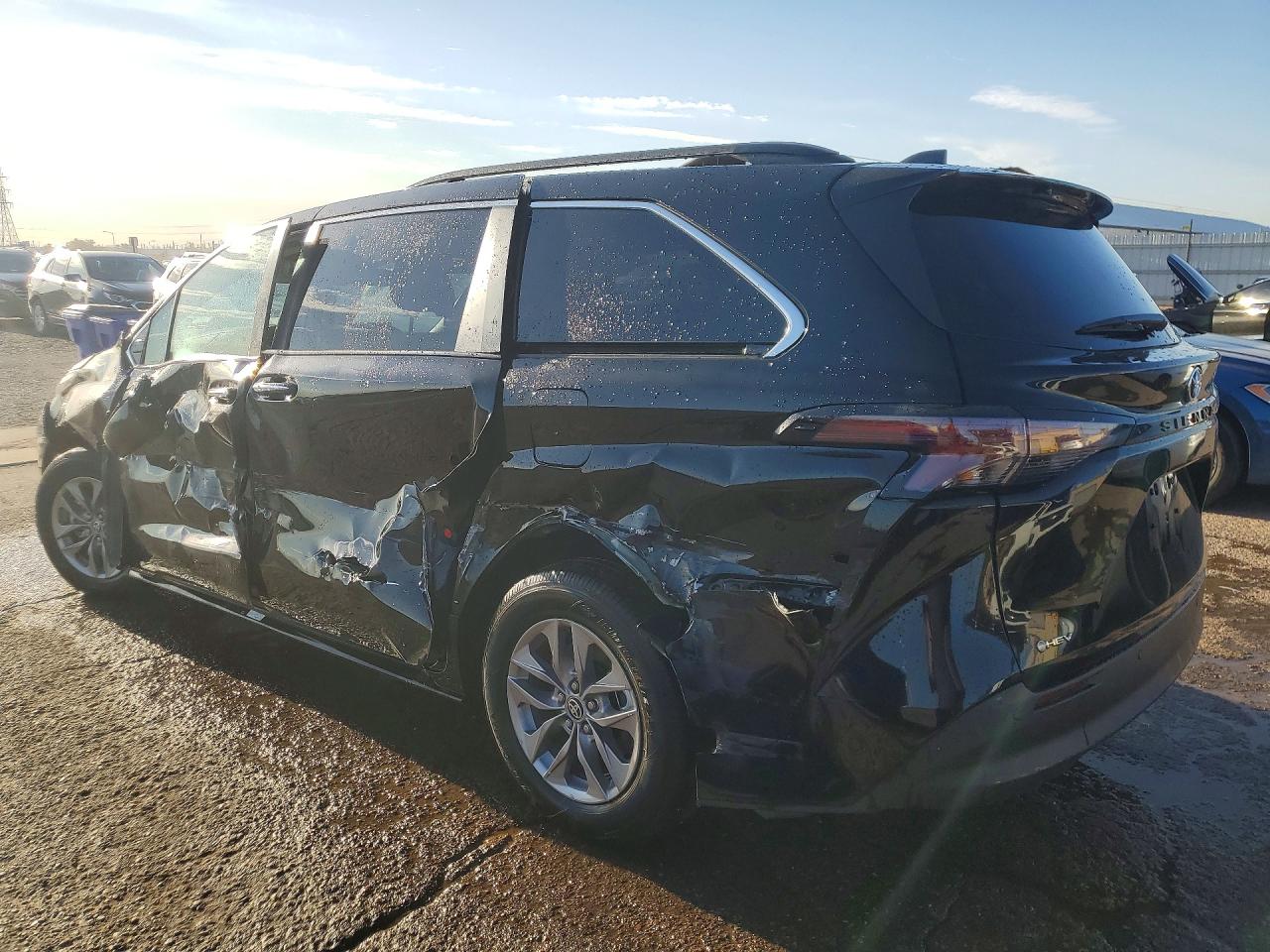 2026 TOYOTA SIENNA XLE 8-PASSENGER — снимка 2