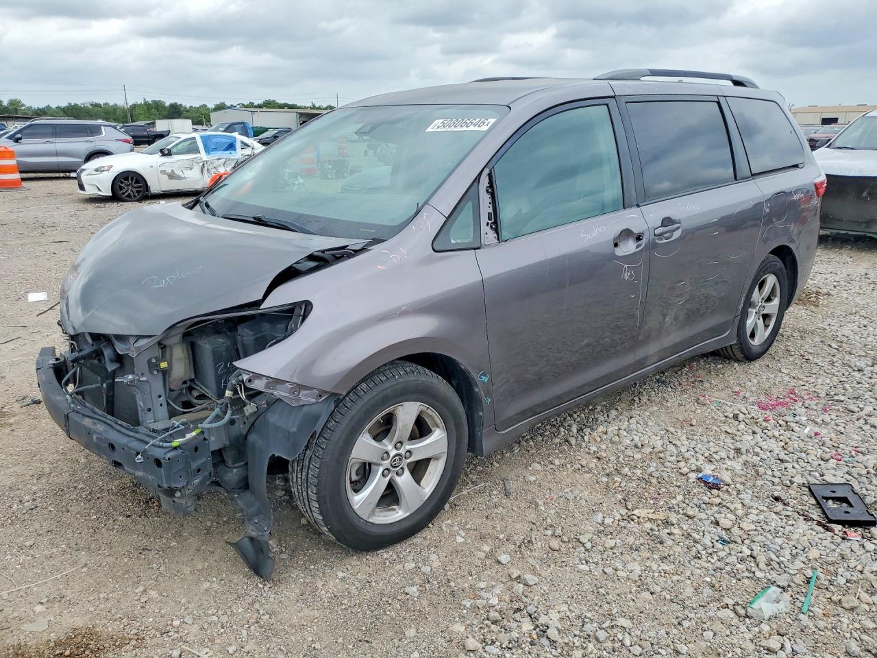 2018 TOYOTA SIENNA LE