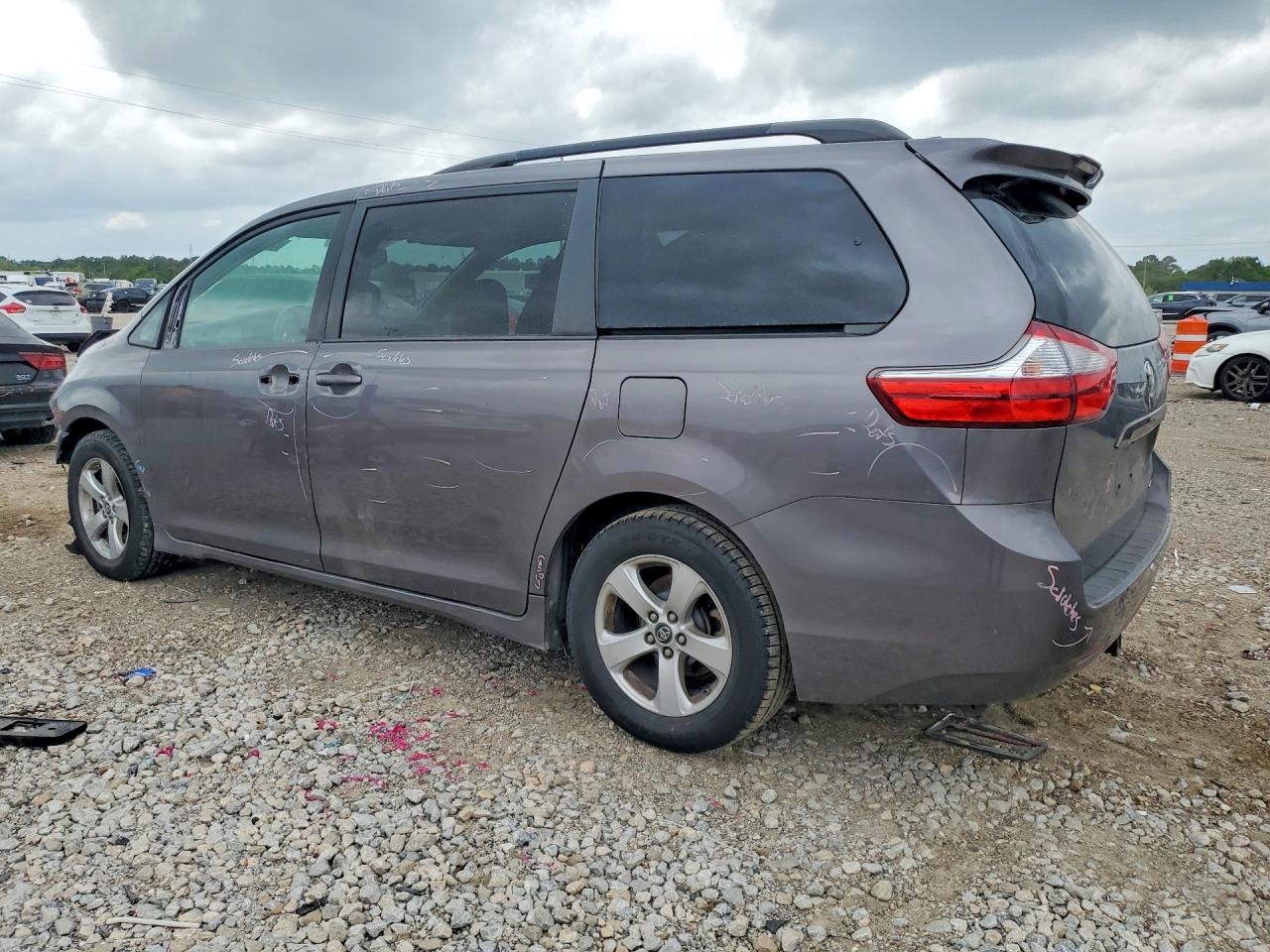 2018 TOYOTA SIENNA LE — снимка 2