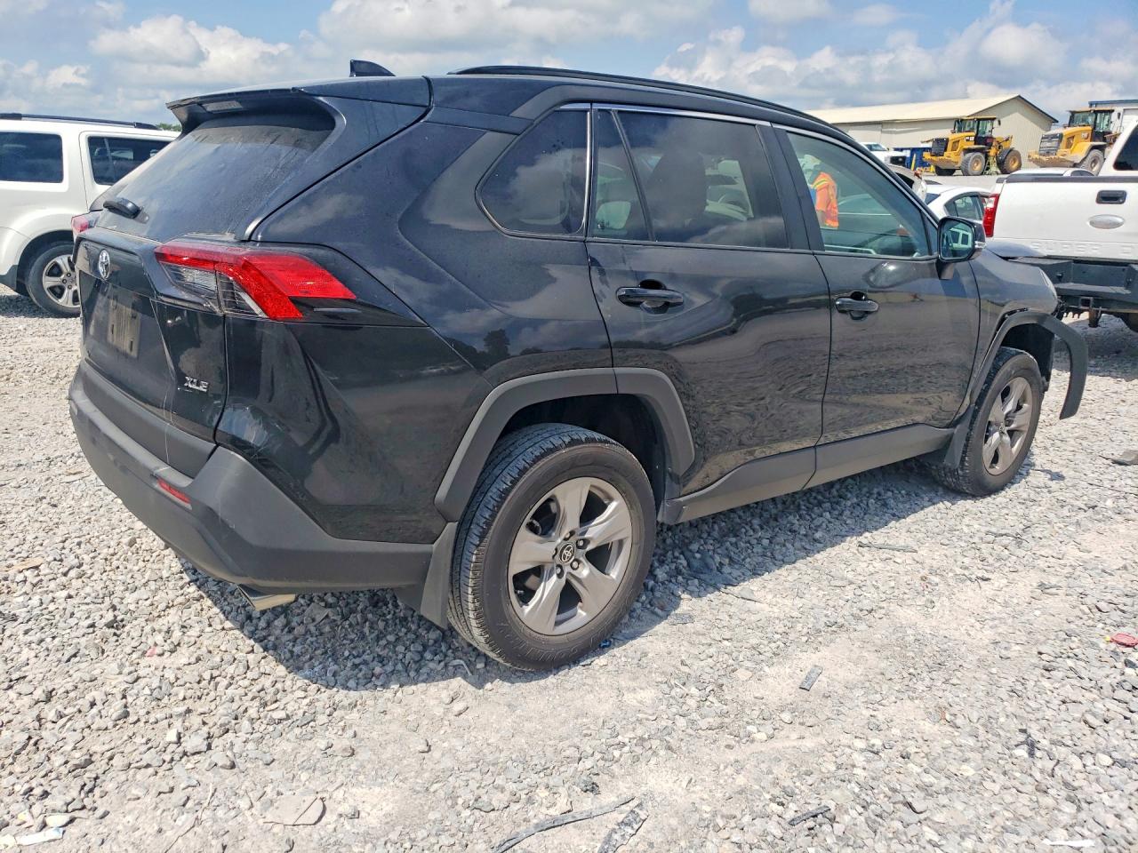 2025 TOYOTA RAV4 XLE — снимка 3