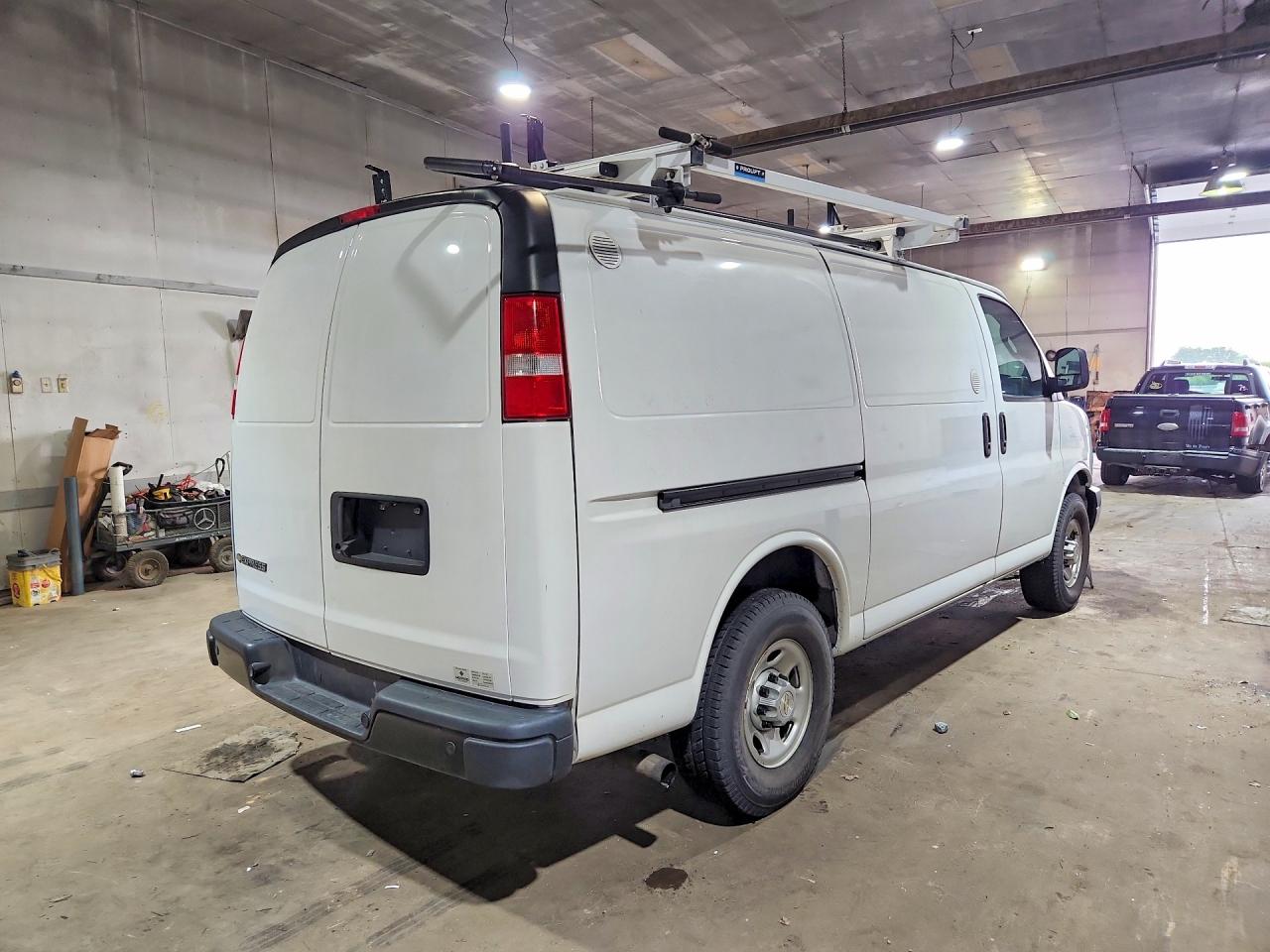 2023 CHEVROLET EXPRESS G2500 — снимка 3