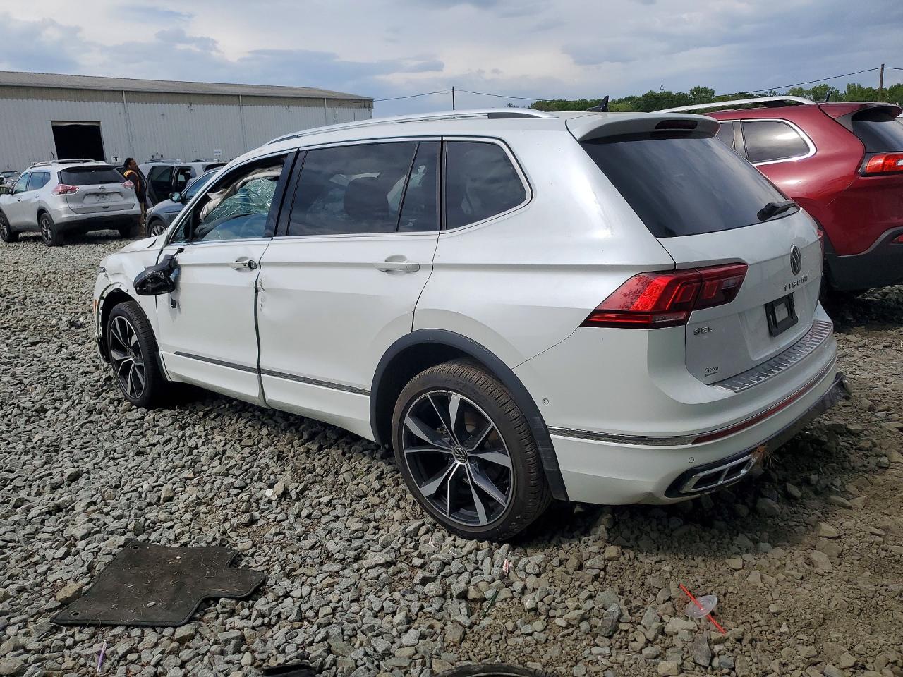 2022 VOLKSWAGEN TIGUAN SEL R-LINE — снимка 2