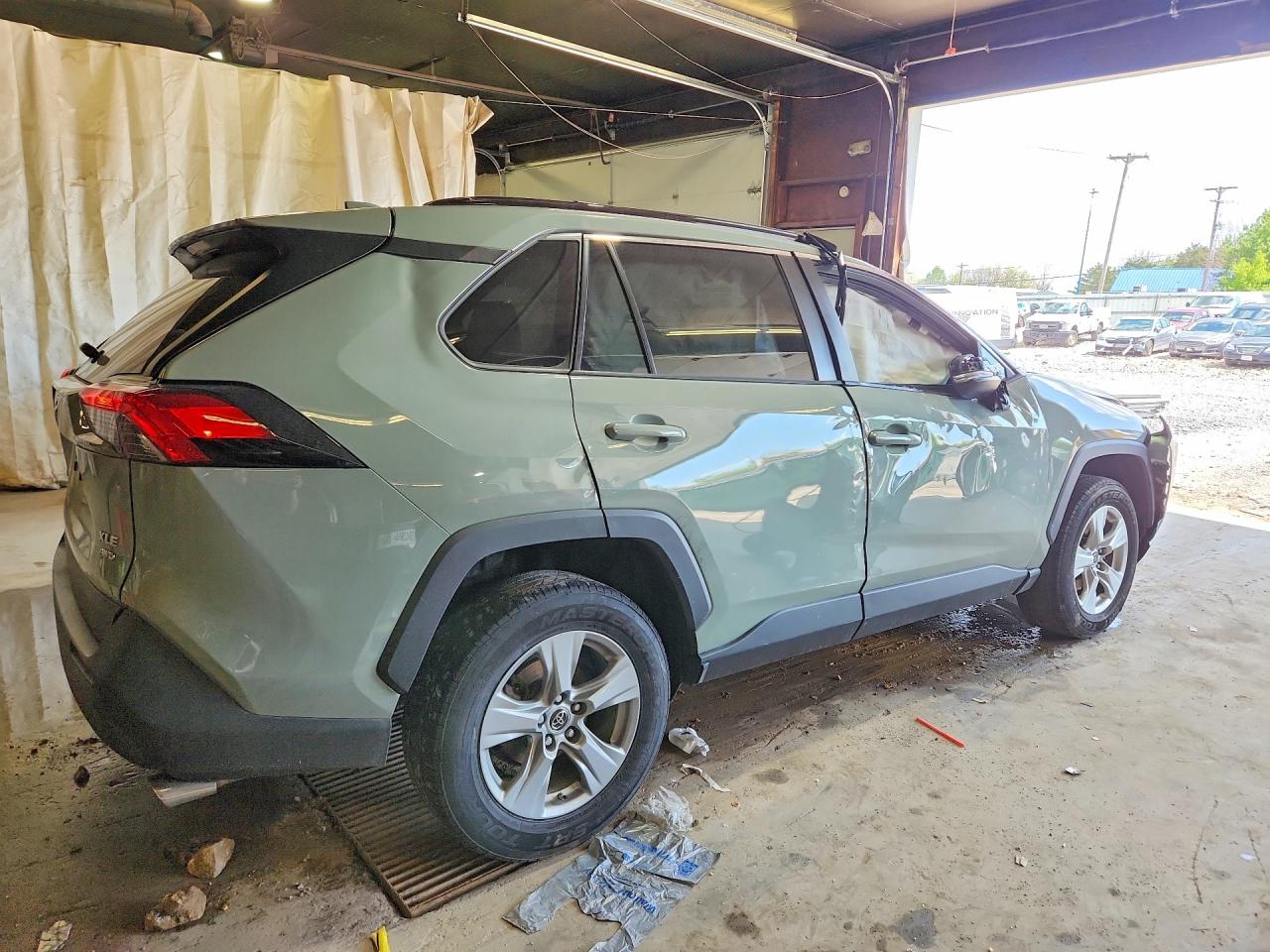 2019 TOYOTA RAV4 XLE — снимка 3