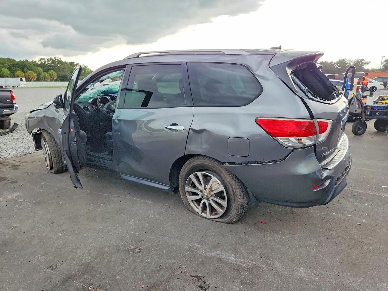 2016 NISSAN PATHFINDER SV — снимка 2