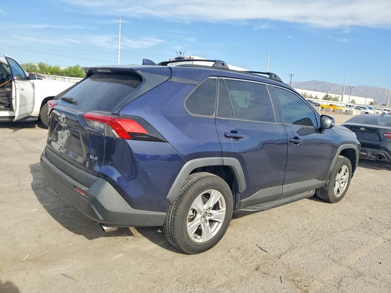 2020 TOYOTA RAV4 XLE — снимка 3