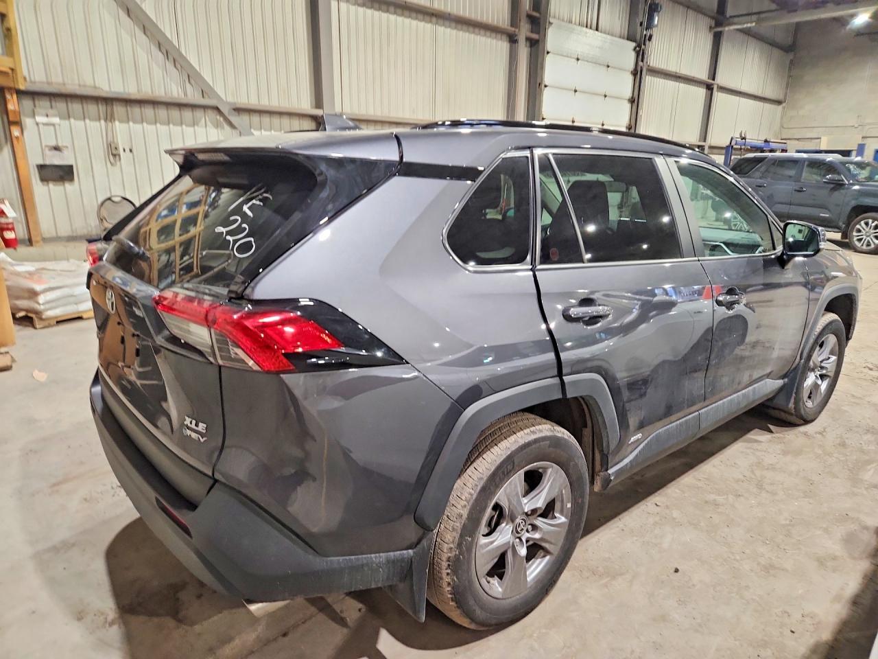 2025 TOYOTA RAV 4 XLE — снимка 3