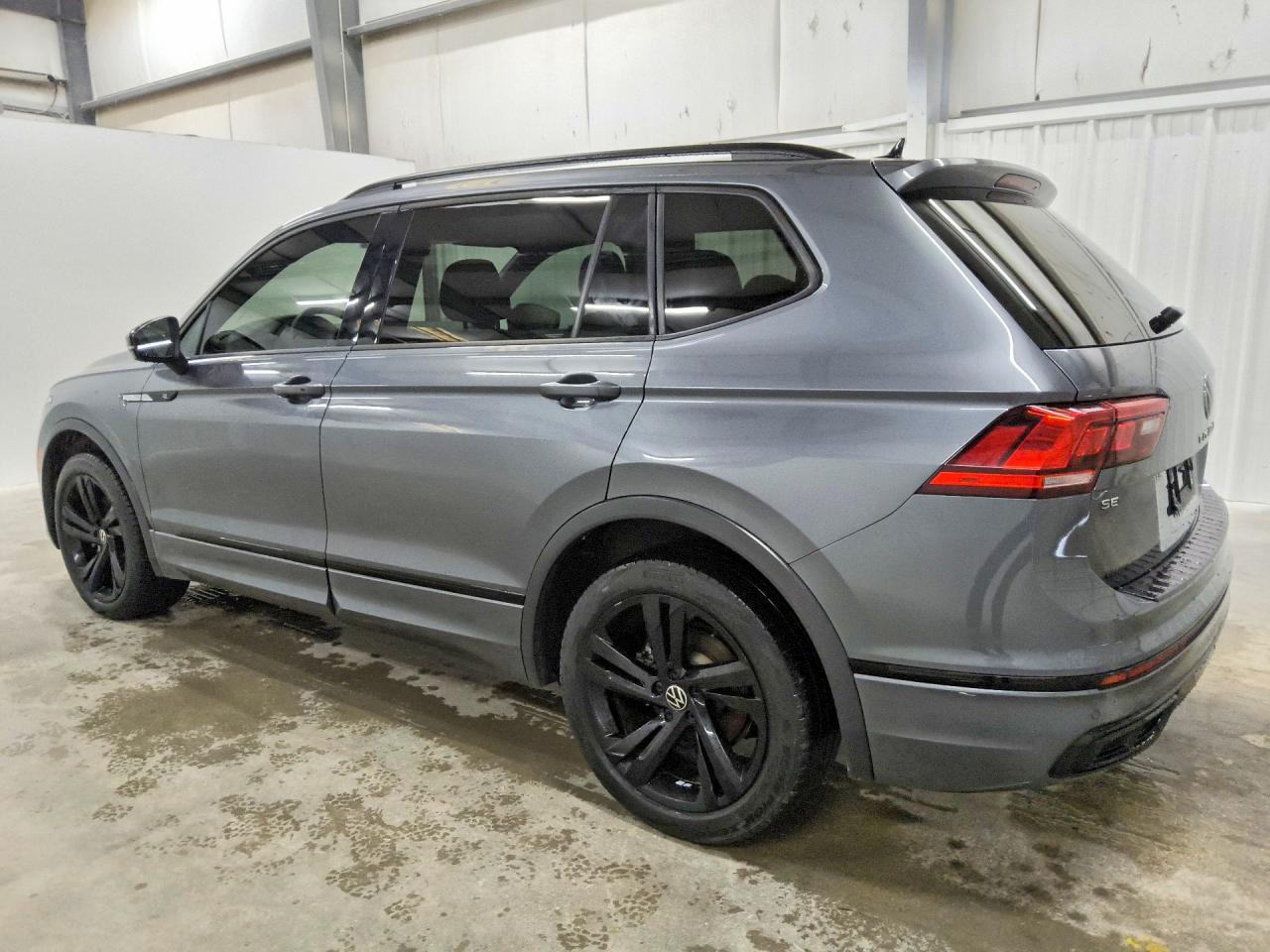 2023 VOLKSWAGEN TIGUAN SE R-LINE BLACK — снимка 2