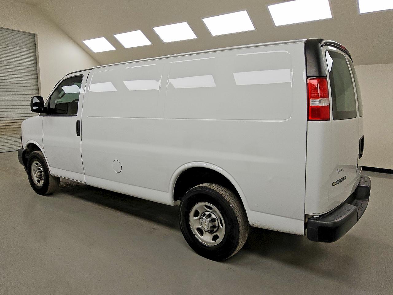 2021 CHEVROLET EXPRESS G2500 — снимка 2