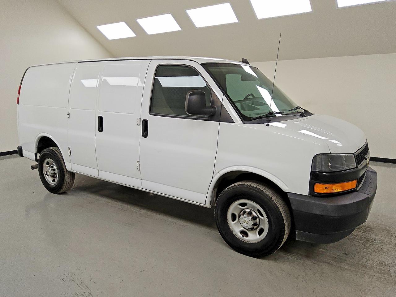 2021 CHEVROLET EXPRESS G2500 — снимка 4