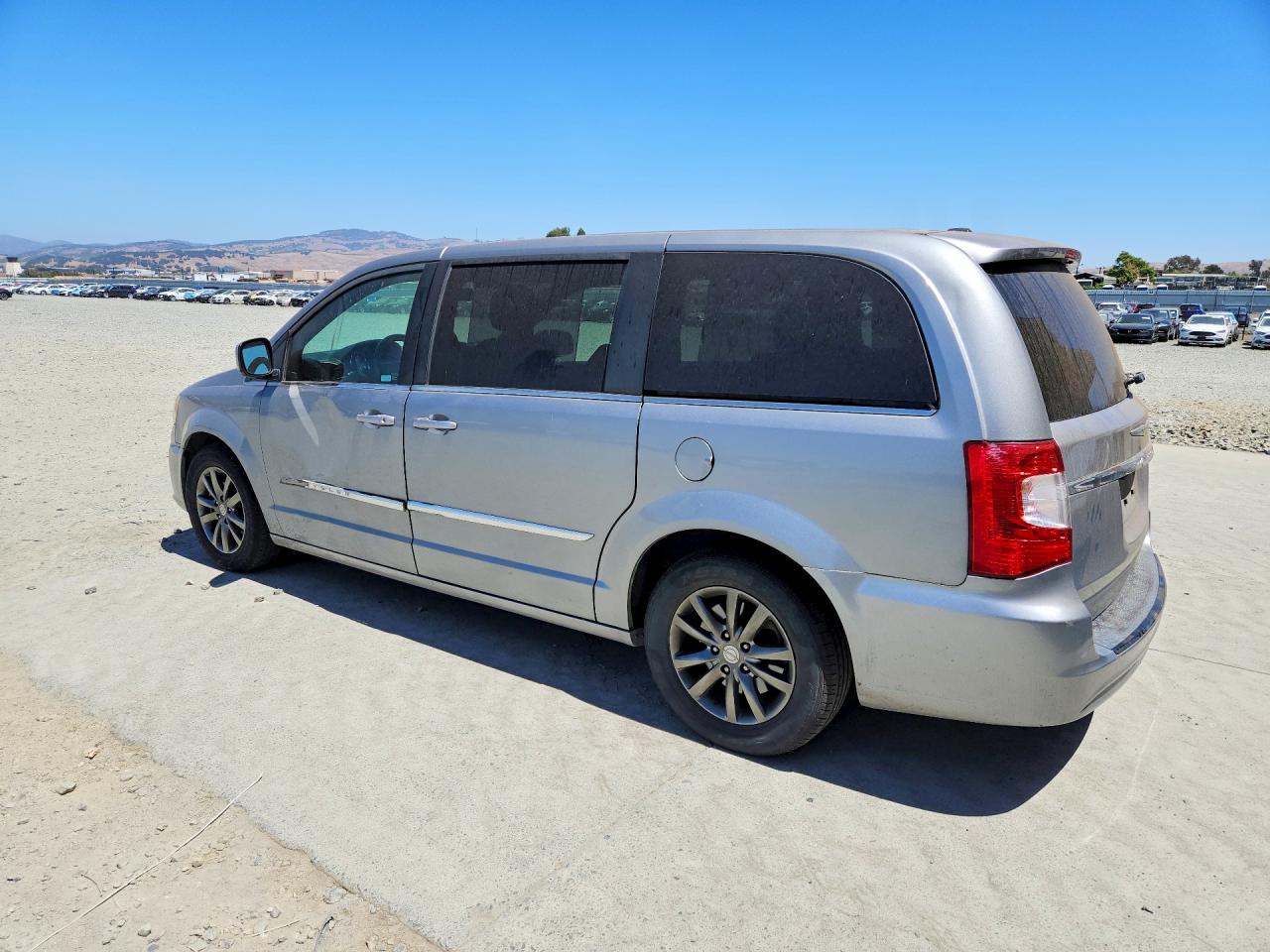 2015 CHRYSLER TOWN & COUNTRY S — снимка 2