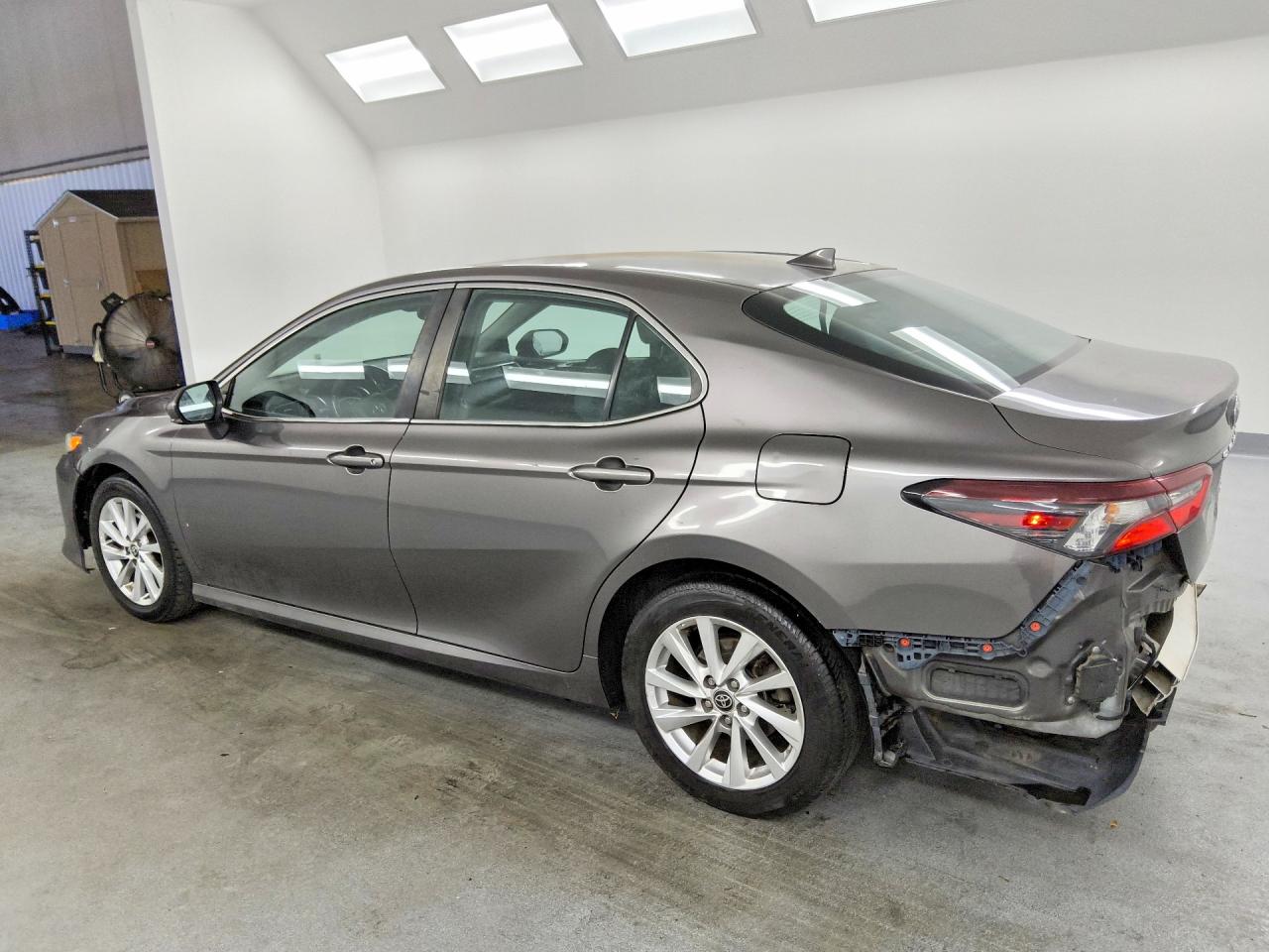 2021 TOYOTA CAMRY LE — снимка 2