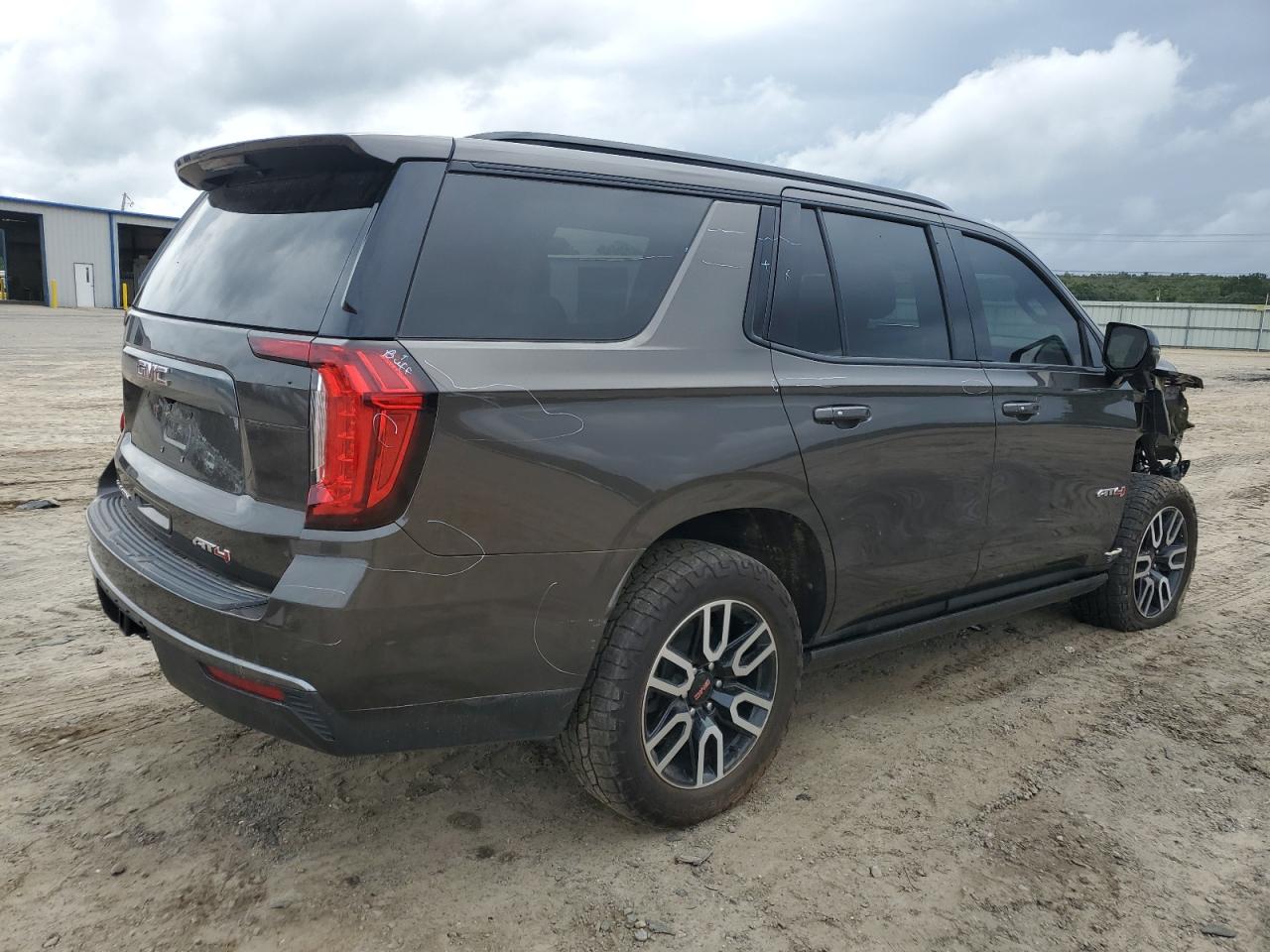 2021 GMC YUKON AT4 — снимка 3