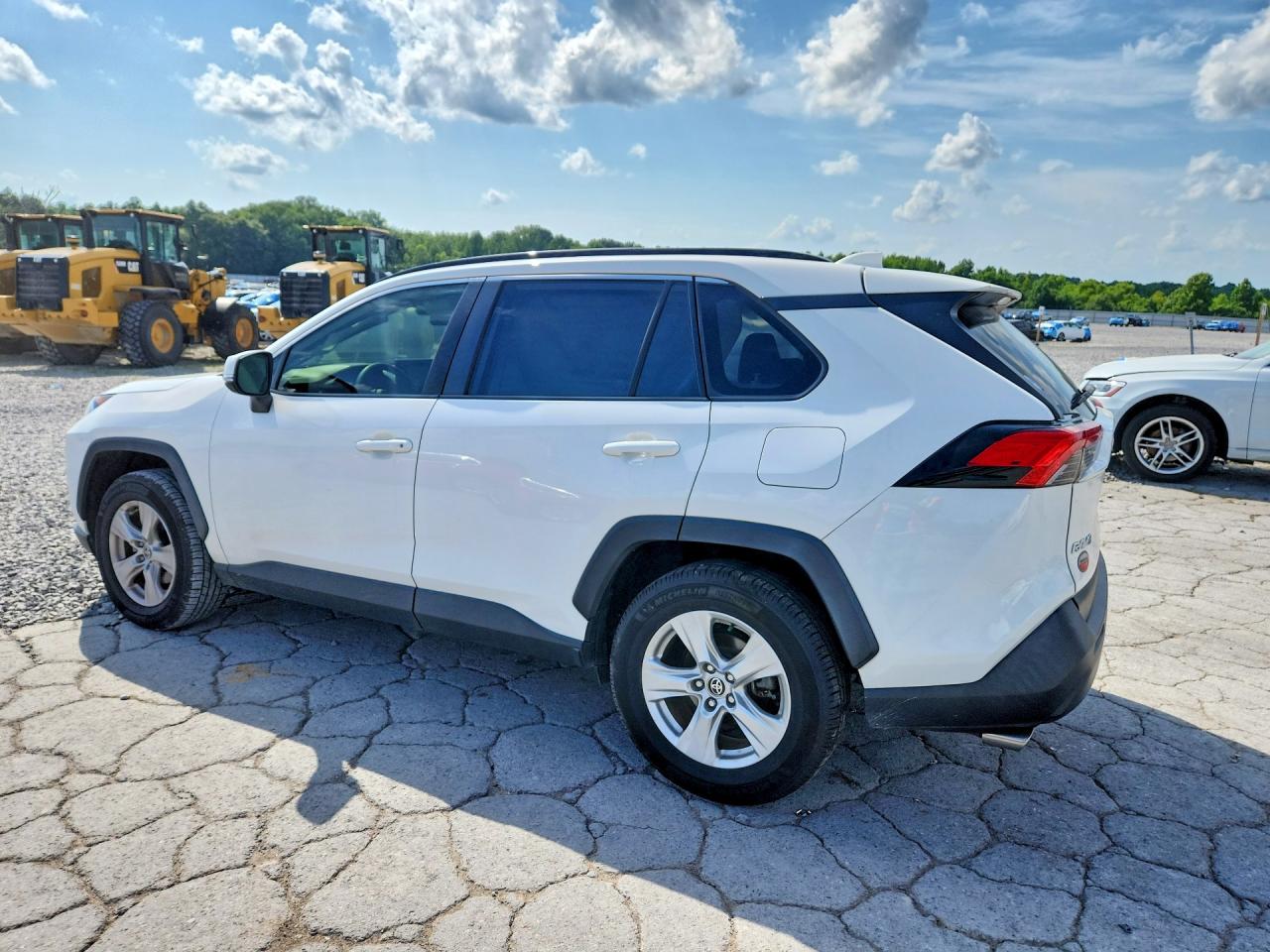2020 TOYOTA RAV4 XLE — снимка 2
