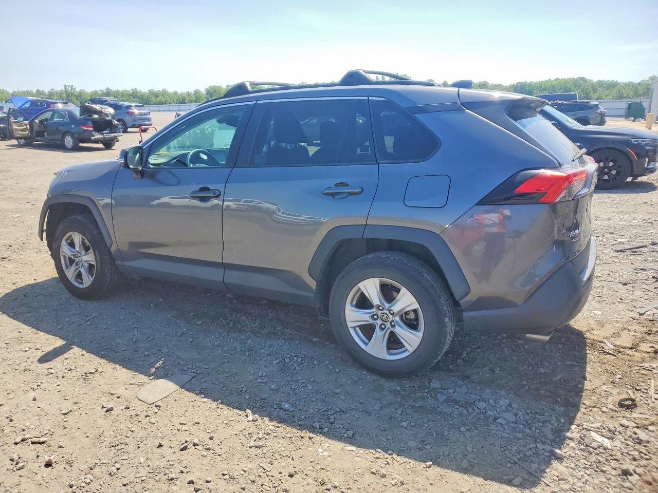 2021 TOYOTA RAV4 XLE — снимка 2