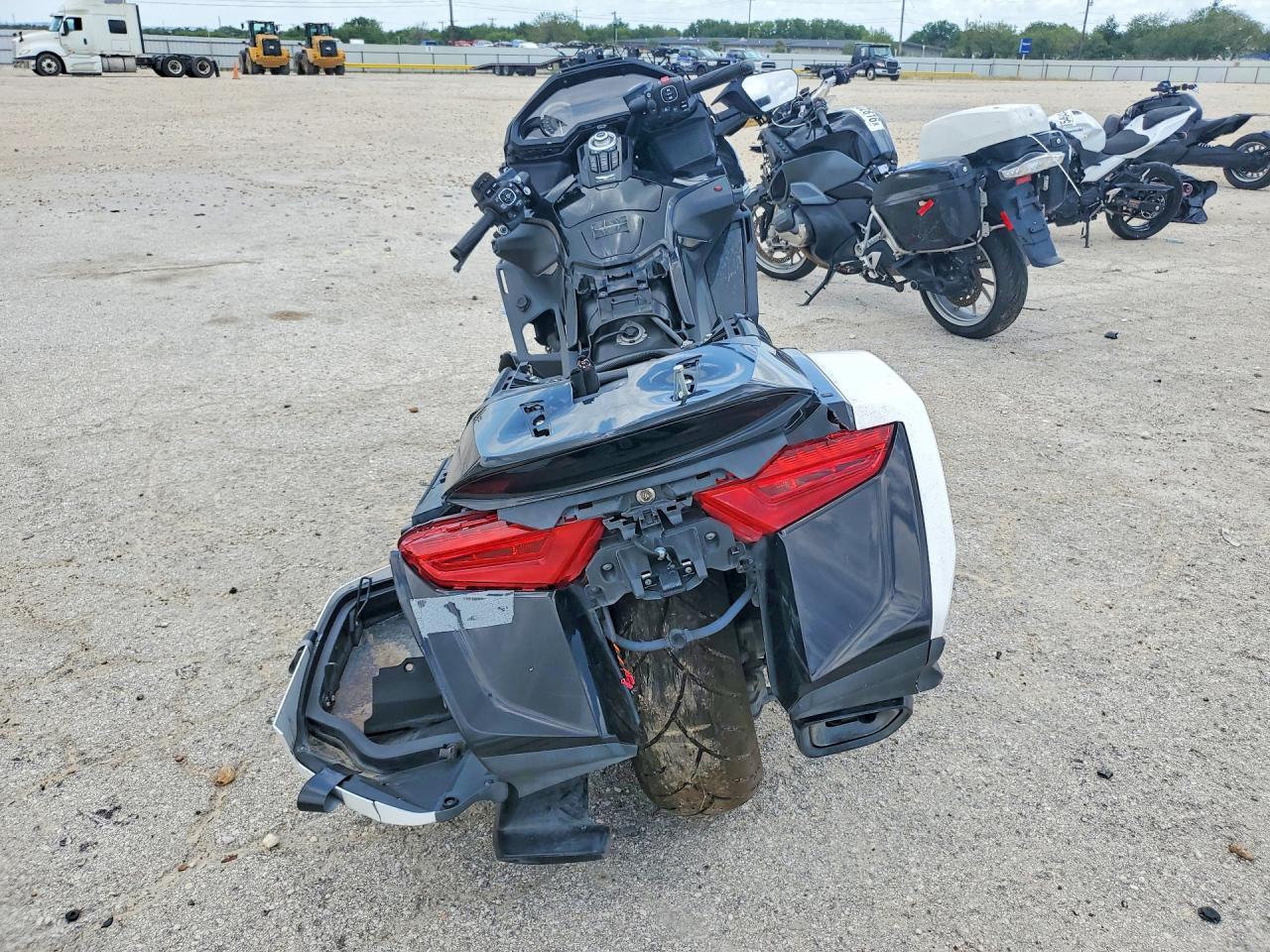 2021 HONDA GL1800 B — снимка 4