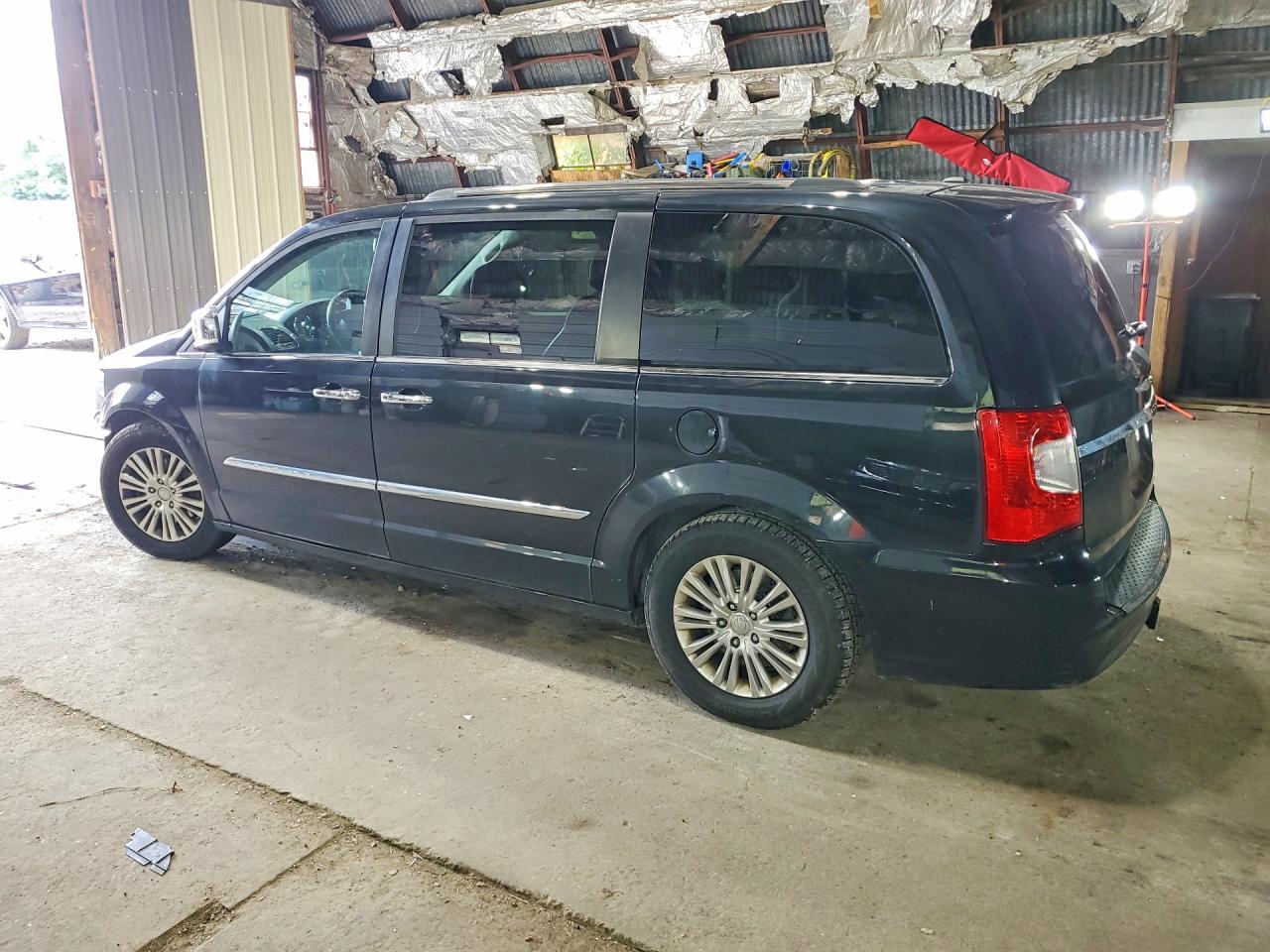 2016 CHRYSLER TOWN & COUNTRY LIMITED — снимка 2