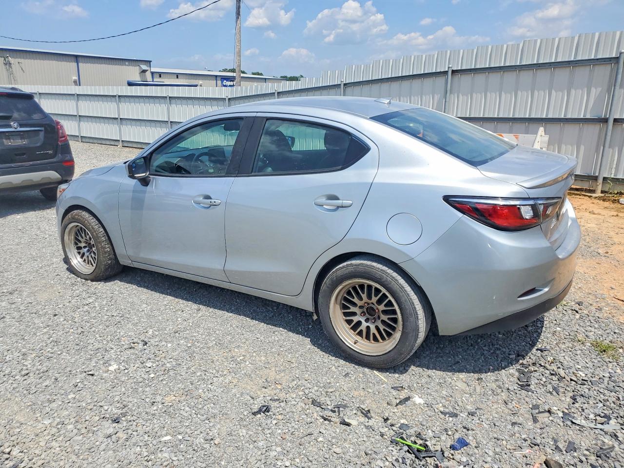 2019 TOYOTA YARIS XLE — снимка 2