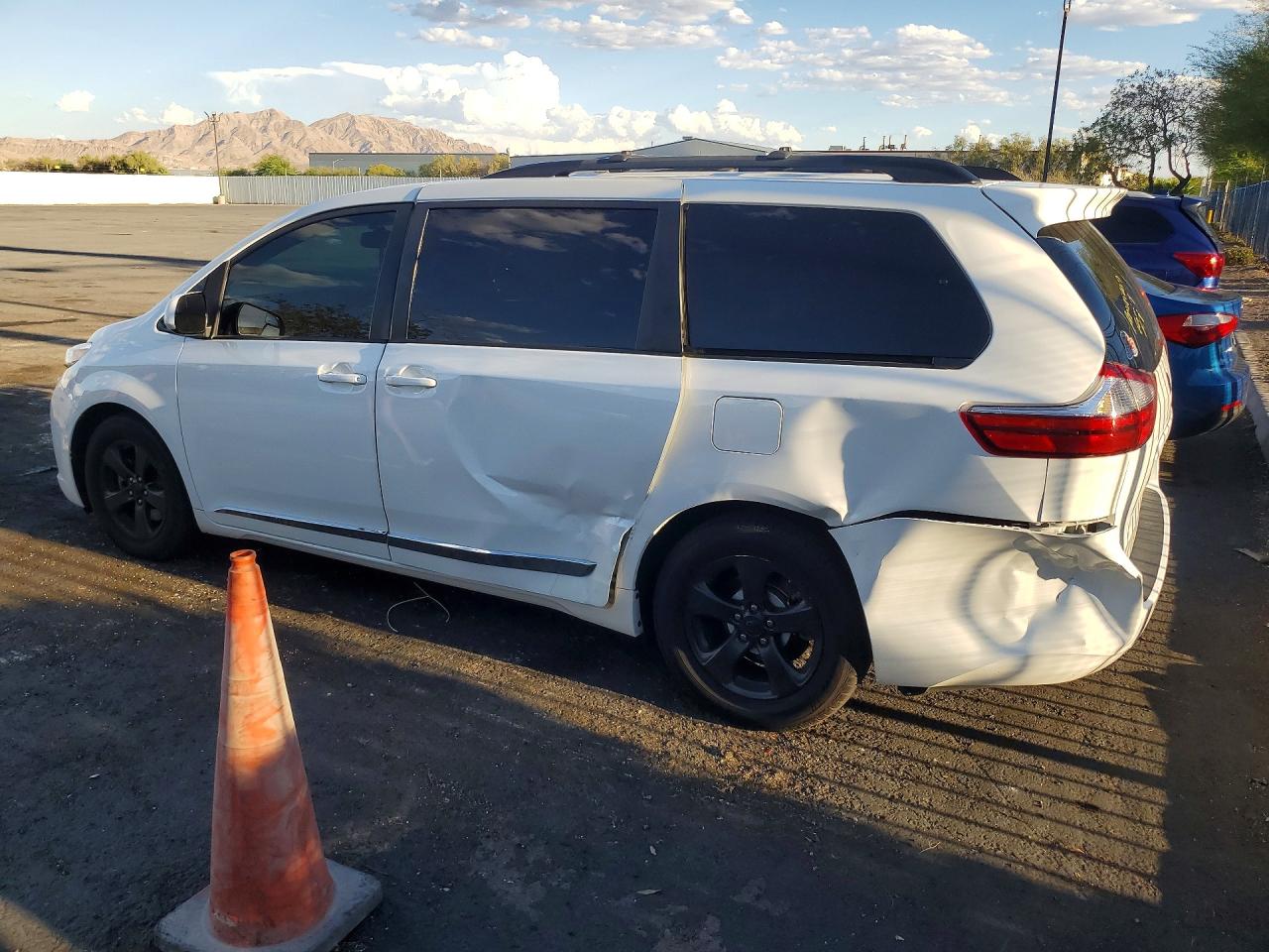 2016 TOYOTA SIENNA LE — снимка 2