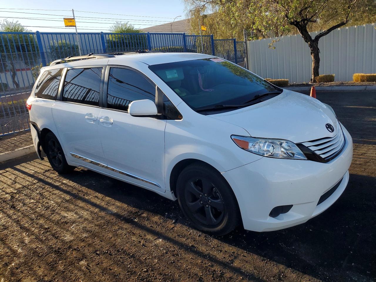 2016 TOYOTA SIENNA LE — снимка 4