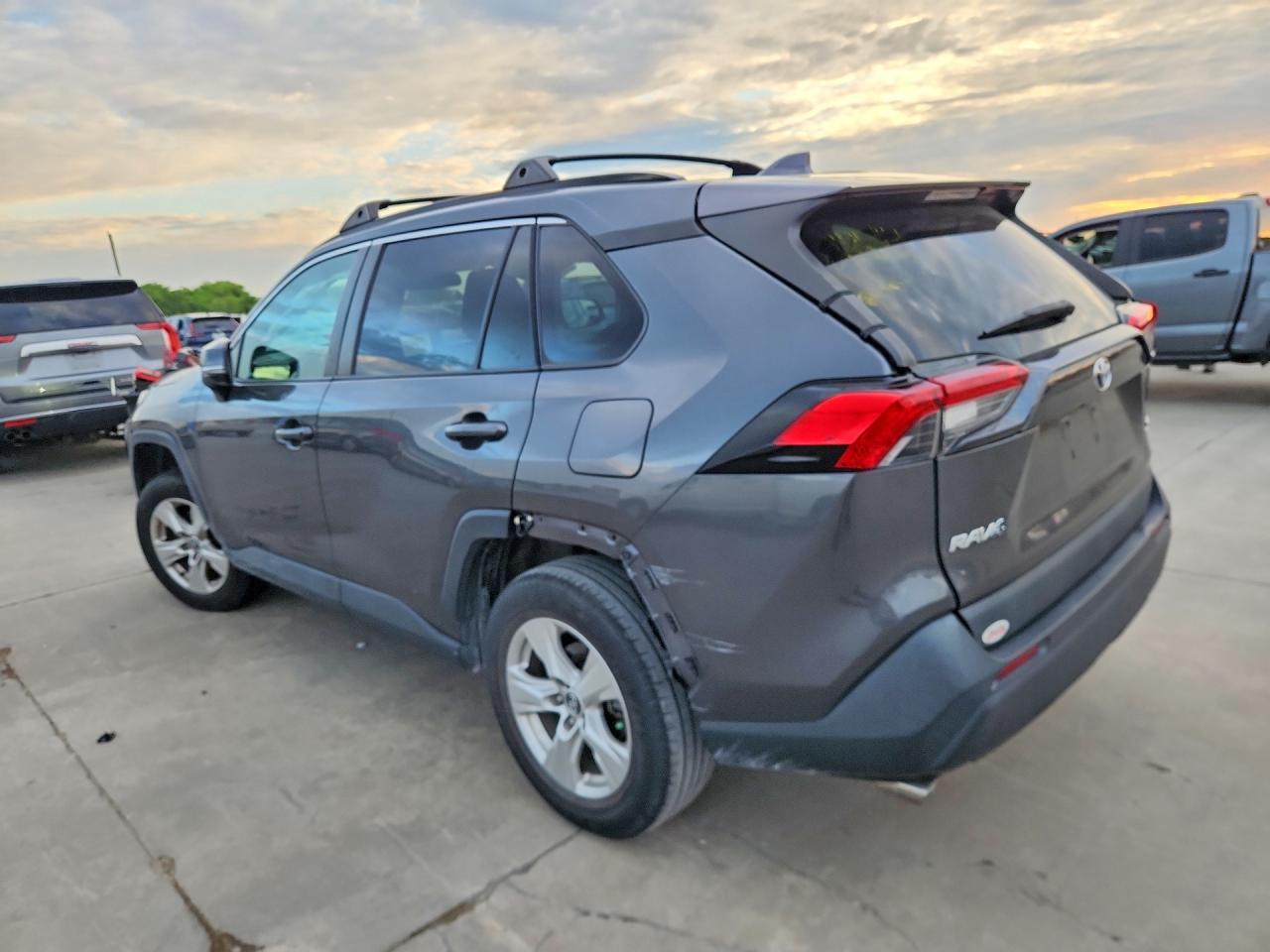 2021 TOYOTA RAV4 XLE — снимка 2
