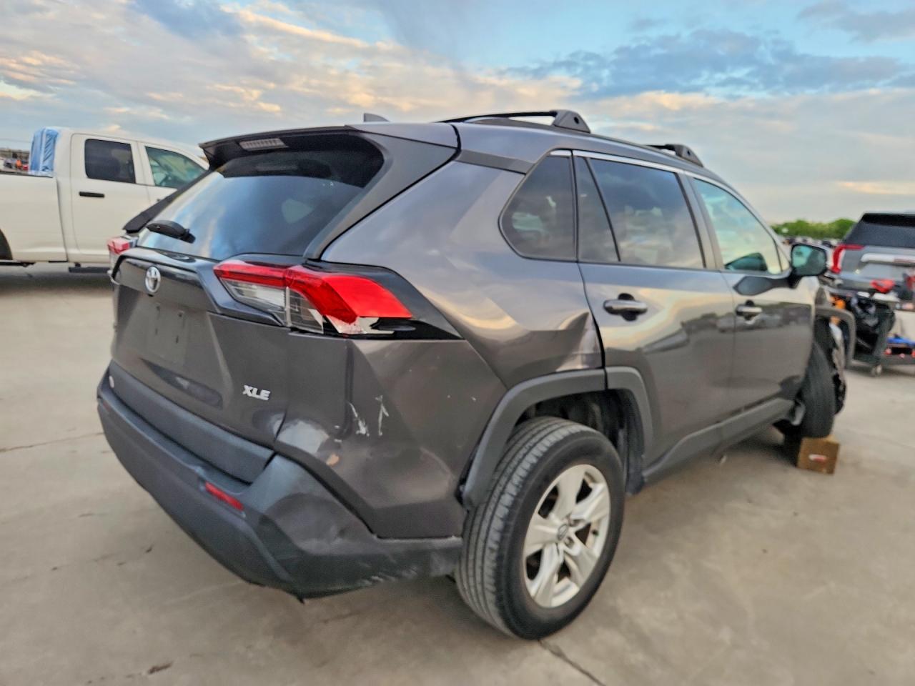 2021 TOYOTA RAV4 XLE — снимка 3