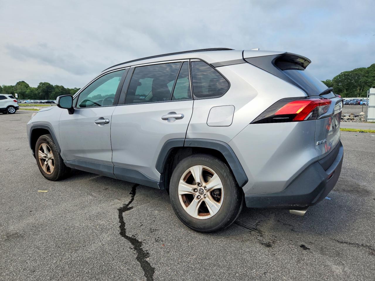 2021 TOYOTA RAV4 XLE — снимка 2