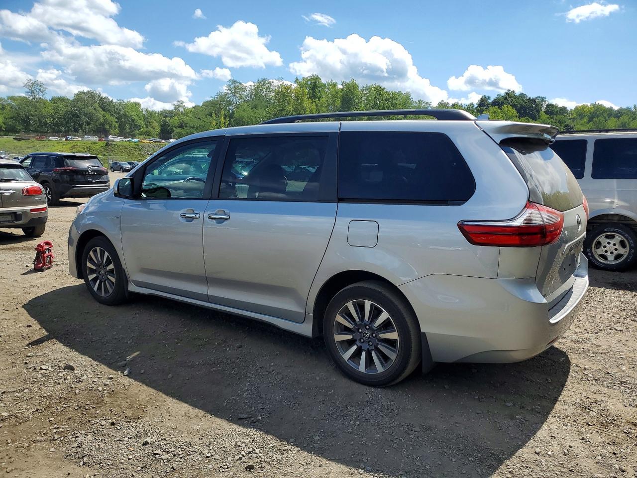 2020 TOYOTA SIENNA XLE 7-PASSENGER — снимка 2