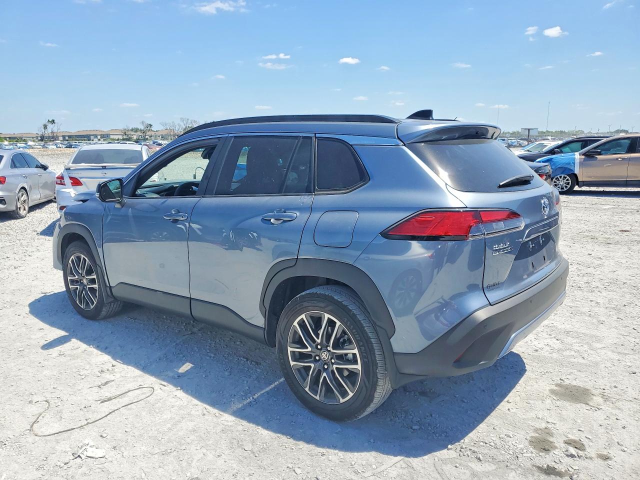 2026 TOYOTA COROLLA CROSS XLE — снимка 2